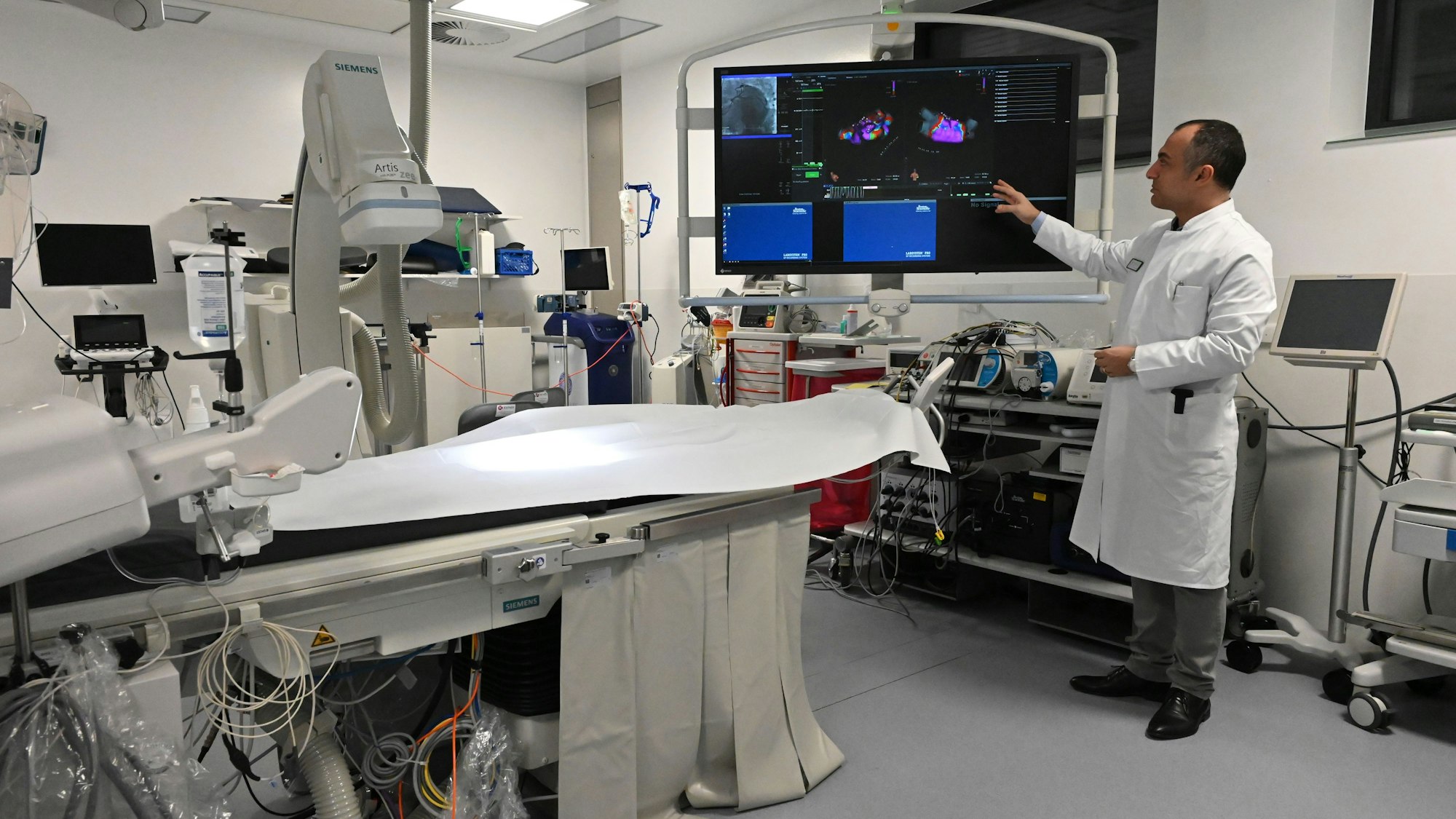 Dr. Erol Saygili, der Chefarzt der Kardiologie und Rhythmologie am Kreiskrankenhaus in Mechernich, steht in einem Herzkatheter-Labor.