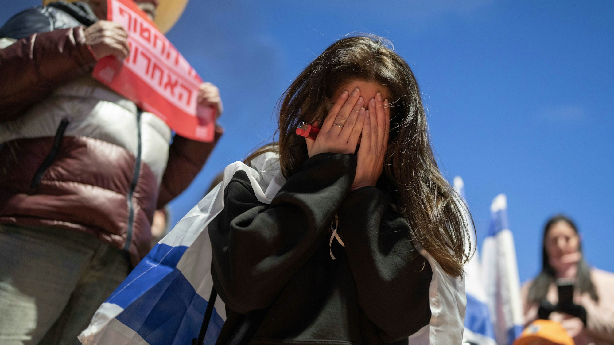 Israelis trauern auf dem „Geiselplatz“, nachdem die Hamas die Leichen von vier israelischen Geiseln übergeben hat, darunter die mutmaßlichen Überreste von zwei kleinen Jungen und ihrer Mutter.