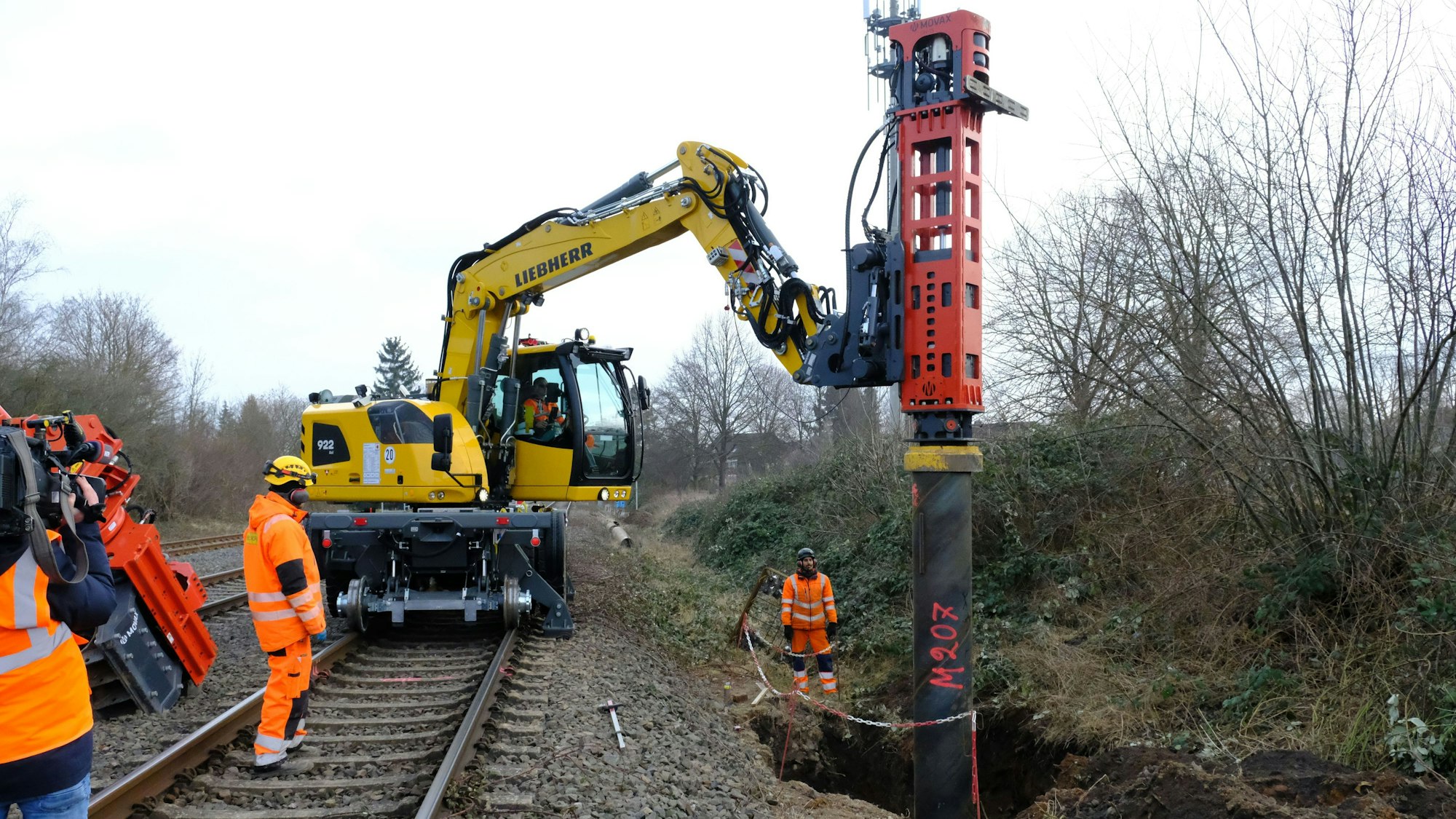 Mitarbeiter der Firma Europten führen auf der Eifelstrecke bei Euskirchen Gründungsarbeiten für die Oberleitungsmasten durch.