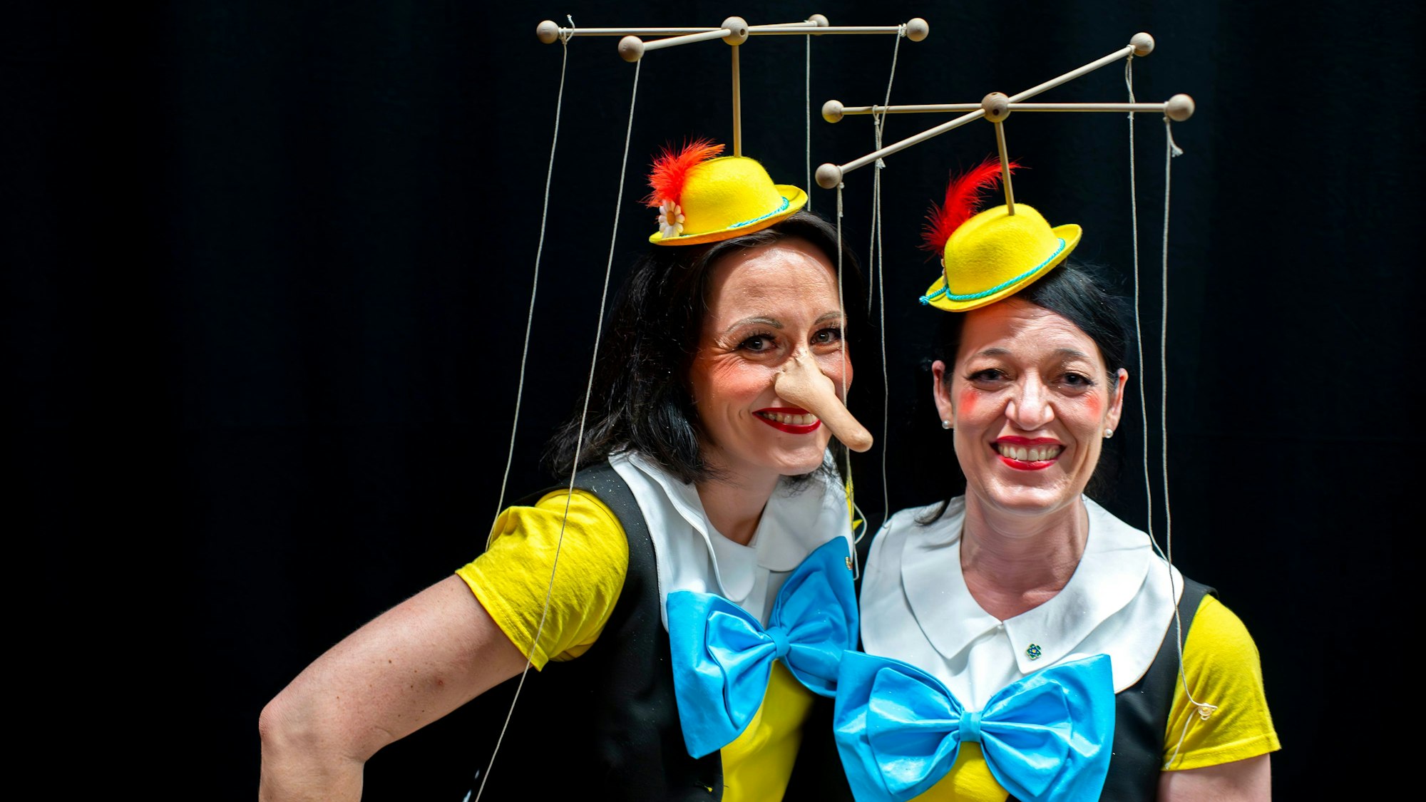 Das Bild zeigt die beiden Frauen als Pinocchio verkleidet.