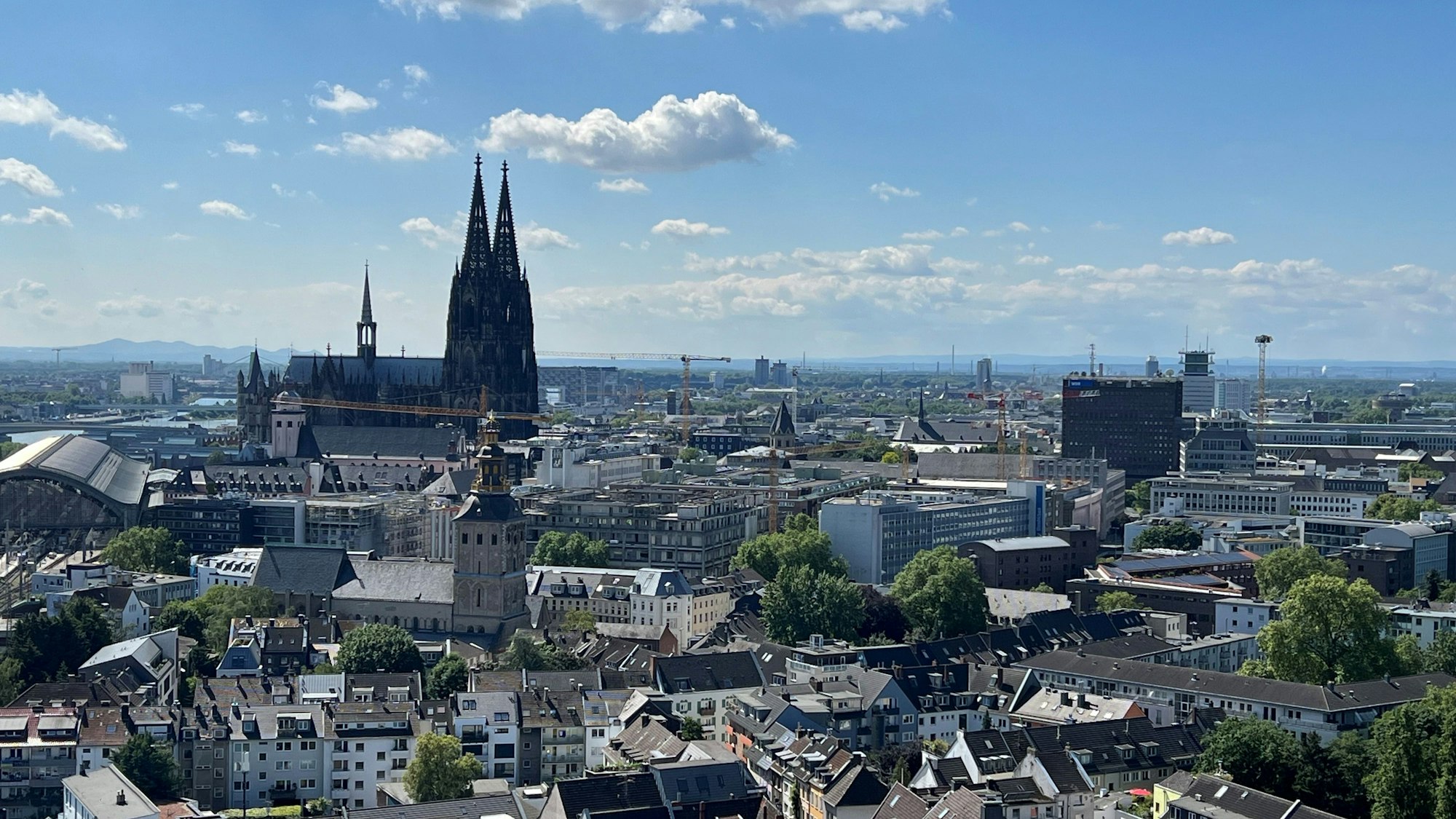 Der Blick vom Hansahochhaus in Köln auf die Domstadt.