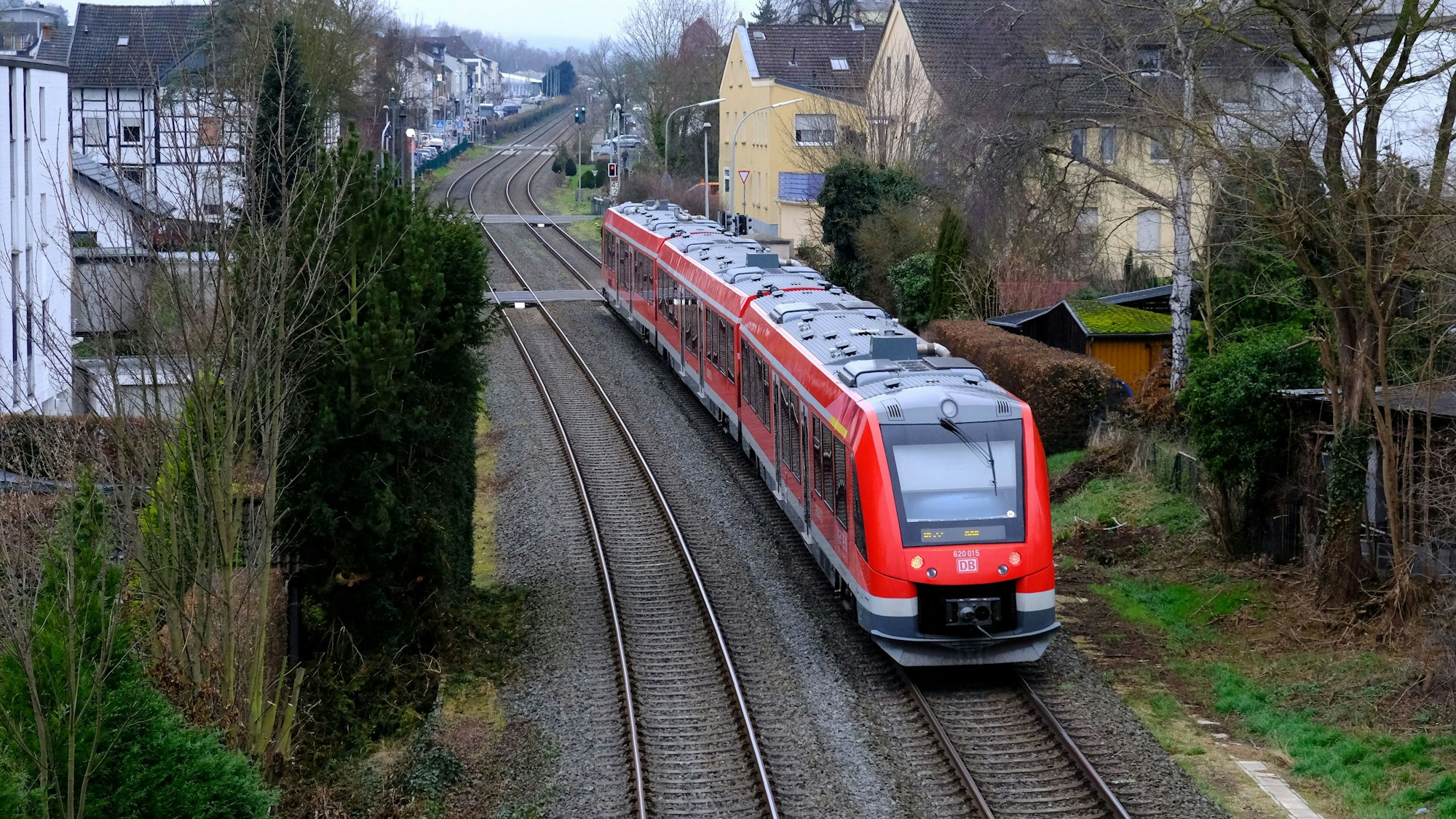 Ein roter Vareo-Nahverkehrszug fährt durch Mechernich.