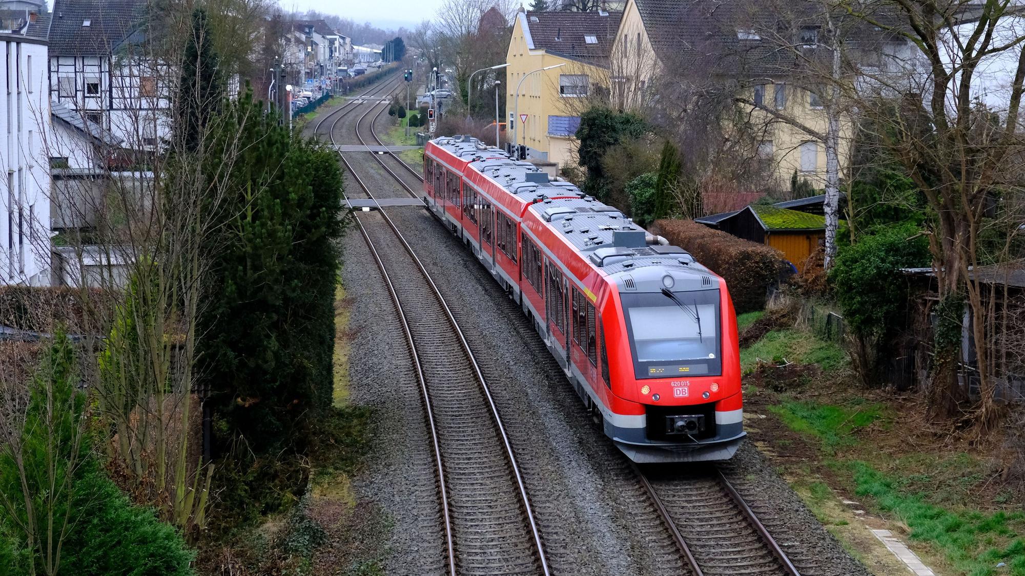19.02.2025 Ein roter Vareo-Nahverkehrszug fährt durch Mechernich.