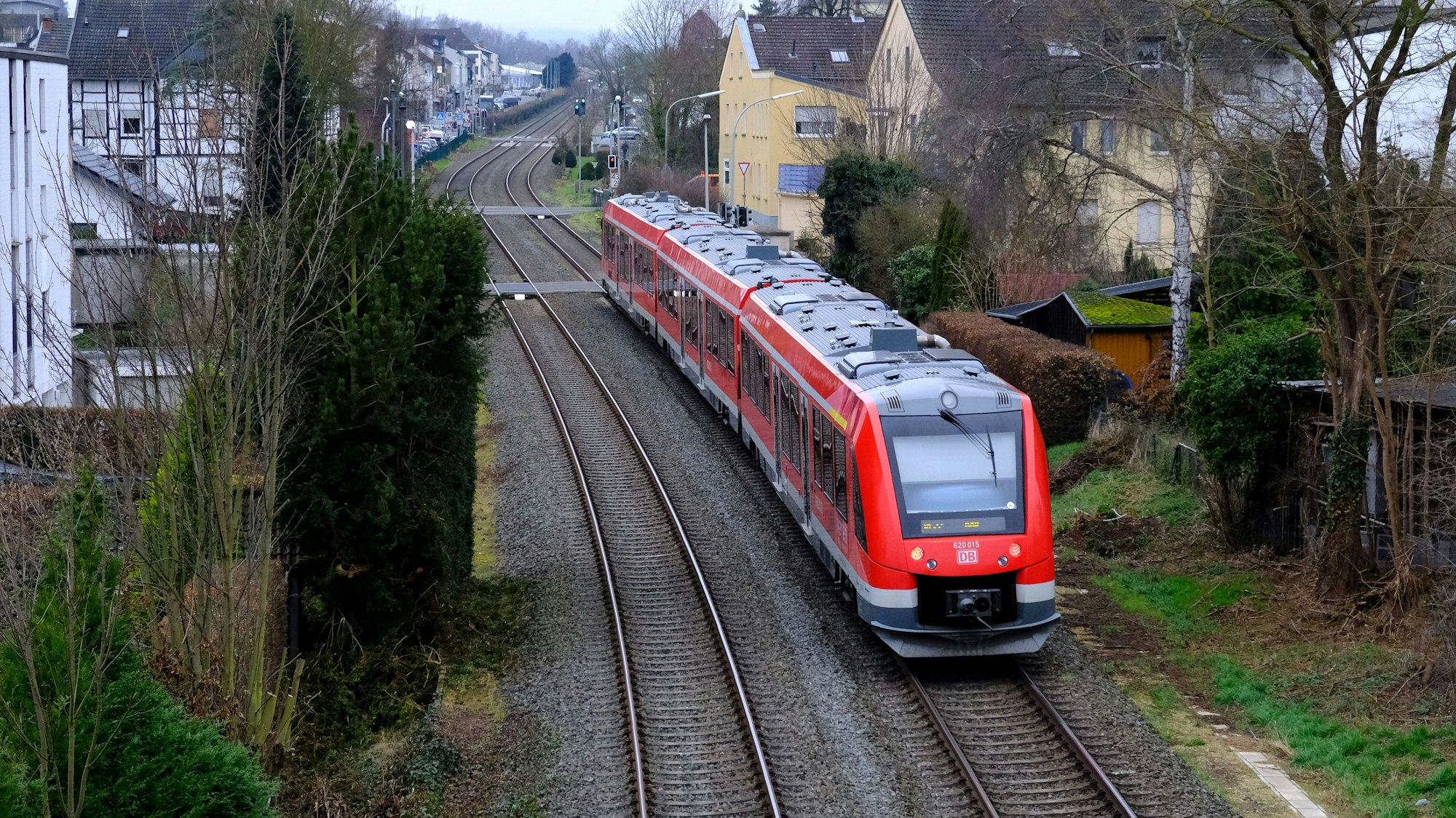 Eine Bahn auf der Eifelstrecke (Archivfoto).