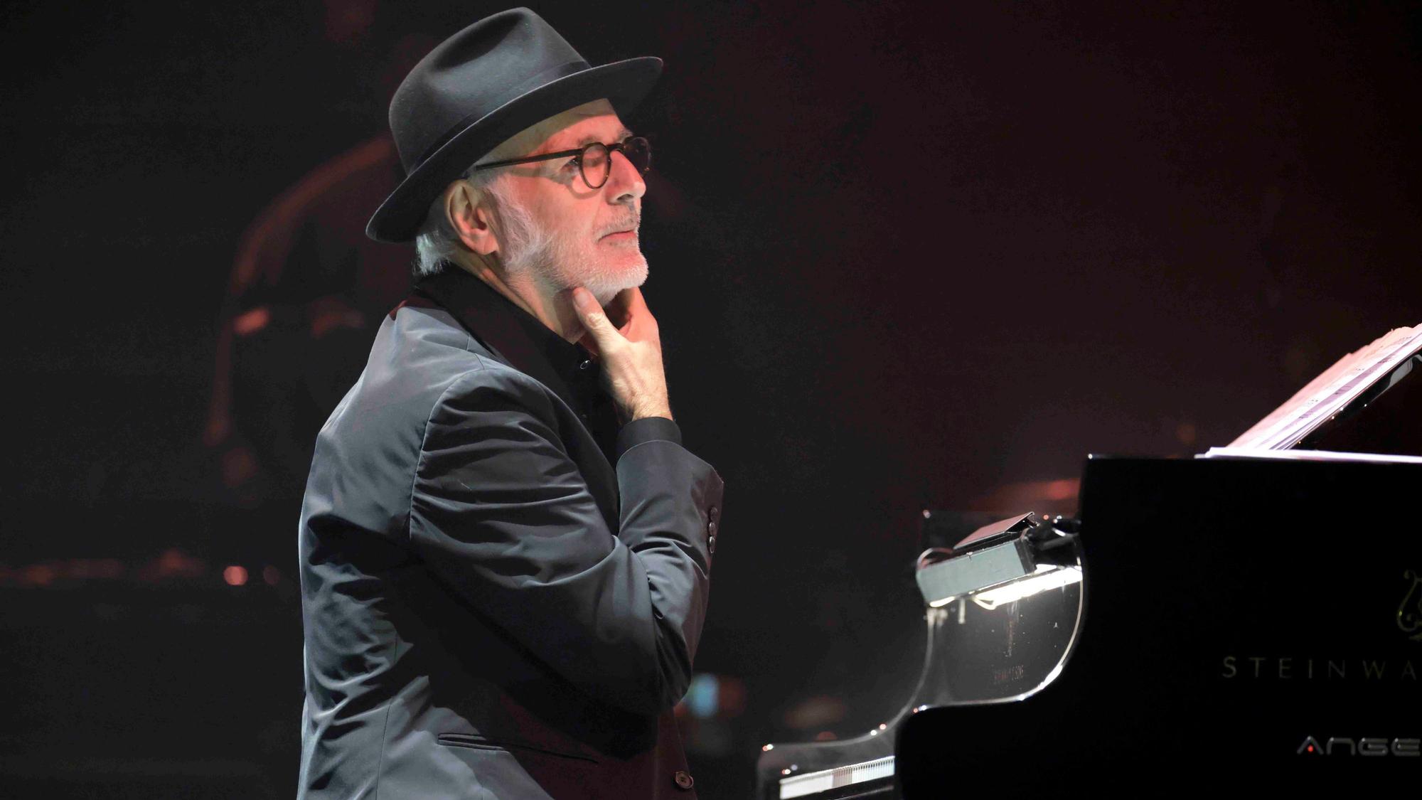 Ludovico Einaudi (* 23. November 1955 in Turin, italienischer Komponist und Pianist) gastiert mit seinem Ensemble auf seiner "Germany"-Tour
am 19. Februar 2025
in der Lanxess Arena, Deutz-Kalker Straße 1, 50679 Köln