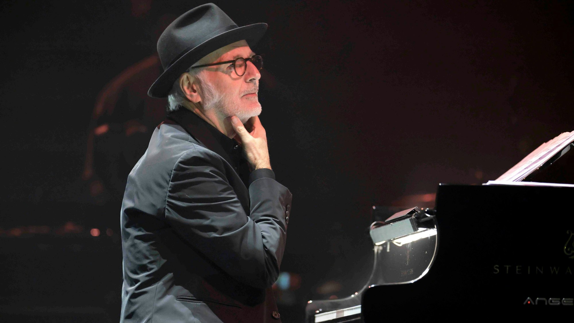 Ludovico Einaudi (* 23. November 1955 in Turin, italienischer Komponist und Pianist) gastiert mit seinem Ensemble auf seiner "Germany"-Tour
am 19. Februar 2025
in der Lanxess Arena, Deutz-Kalker Straße 1, 50679 Köln