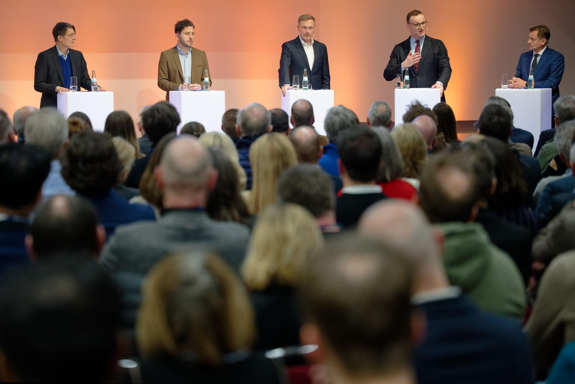 öln: Karl Lauterbach, Bundesgesundheitsminister (SPD), Felix Banaszak, Bundesvorsitzender der Grünen, Christian Lindner, Vorsitzender FDP, Jens Spahn, Mitglied des Deutschen Bundestages (CDU), und Kay Gottschalk Mitglied des Deutschen Bundestages (AFD, l-r) stehen bei einer Podiumsdiskussion der IHK Köln zur Bundestagswahl 2025 auf dem Podium.