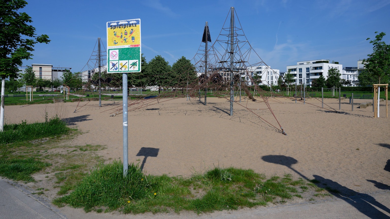 Ein Spielplatz liegt auf dem Gelände des Bürgerparks in Köln-Kalk. Hier verschwand die Dreijährige.