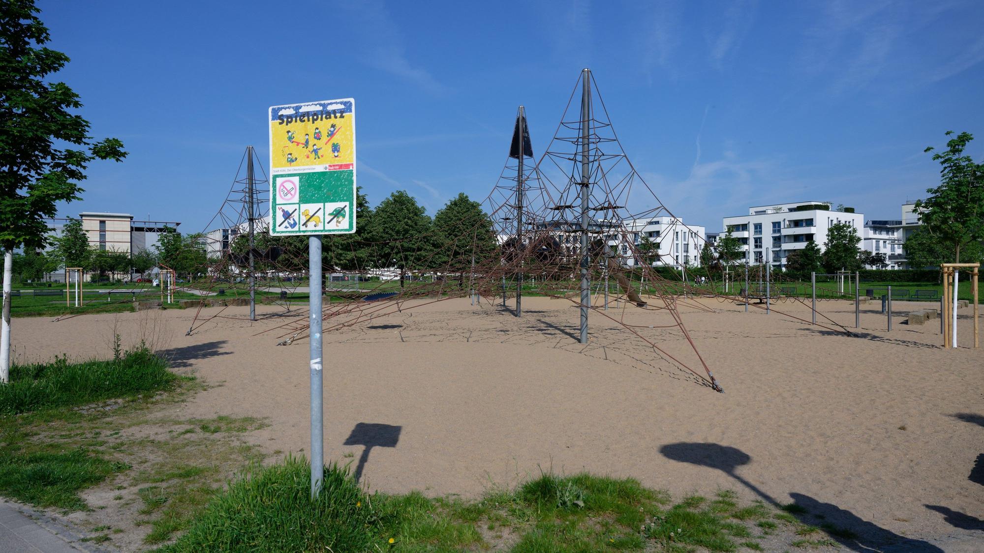 11.05.2024, Nordrhein-Westfalen, Köln: Ein Spielplatz liegt auf dem Gelände des Bürgerparks in Köln-Kalk. Ein Spielplatz liegt auf dem Gelände des Bürgerparks in Köln-Kalk.