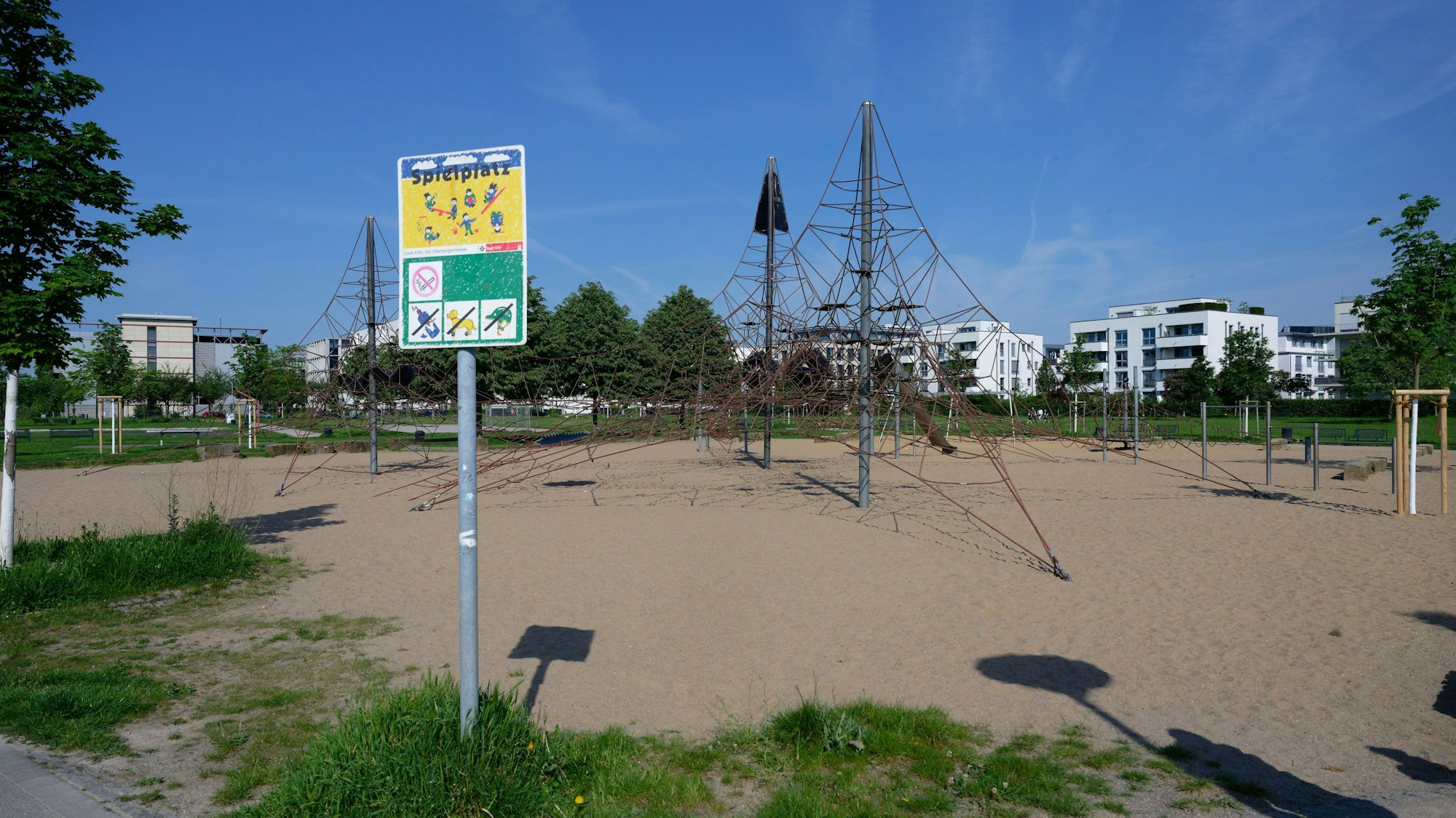 Ein Spielplatz liegt auf dem Gelände des Bürgerparks in Köln-Kalk. Hier verschwand die Dreijährige.