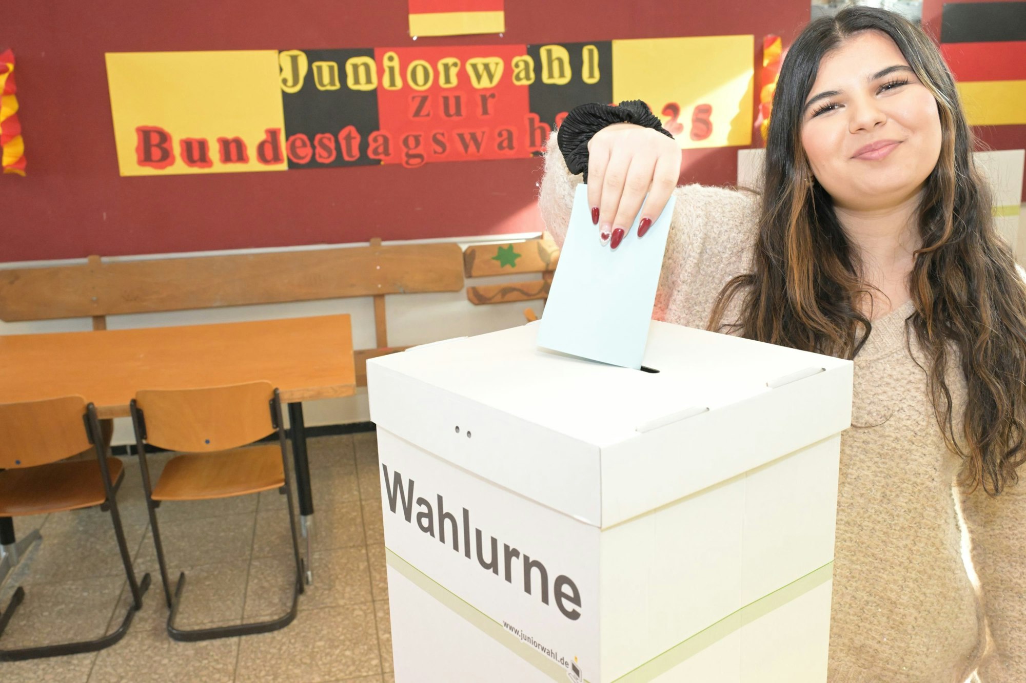 Schülerin Lorina Manduk hat sich schon viel mit Politik auseinandergesetzt. Die „Juniorwahl“ bestärkt sie dabei.