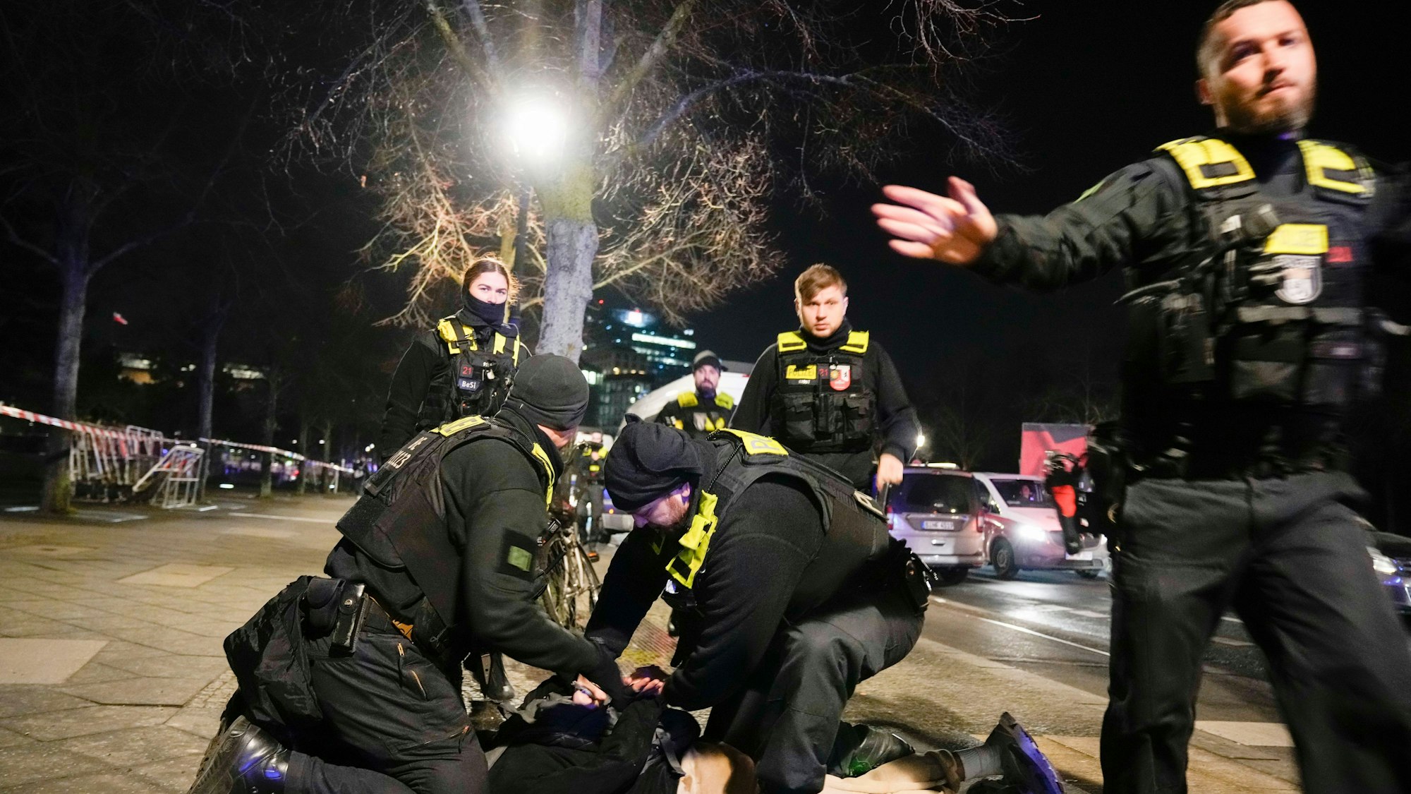 Polizeibeamte halten einen Mann am Holocaust-Mahnmal fest, nachdem ein anderer Mann schwer verletzt wurde.