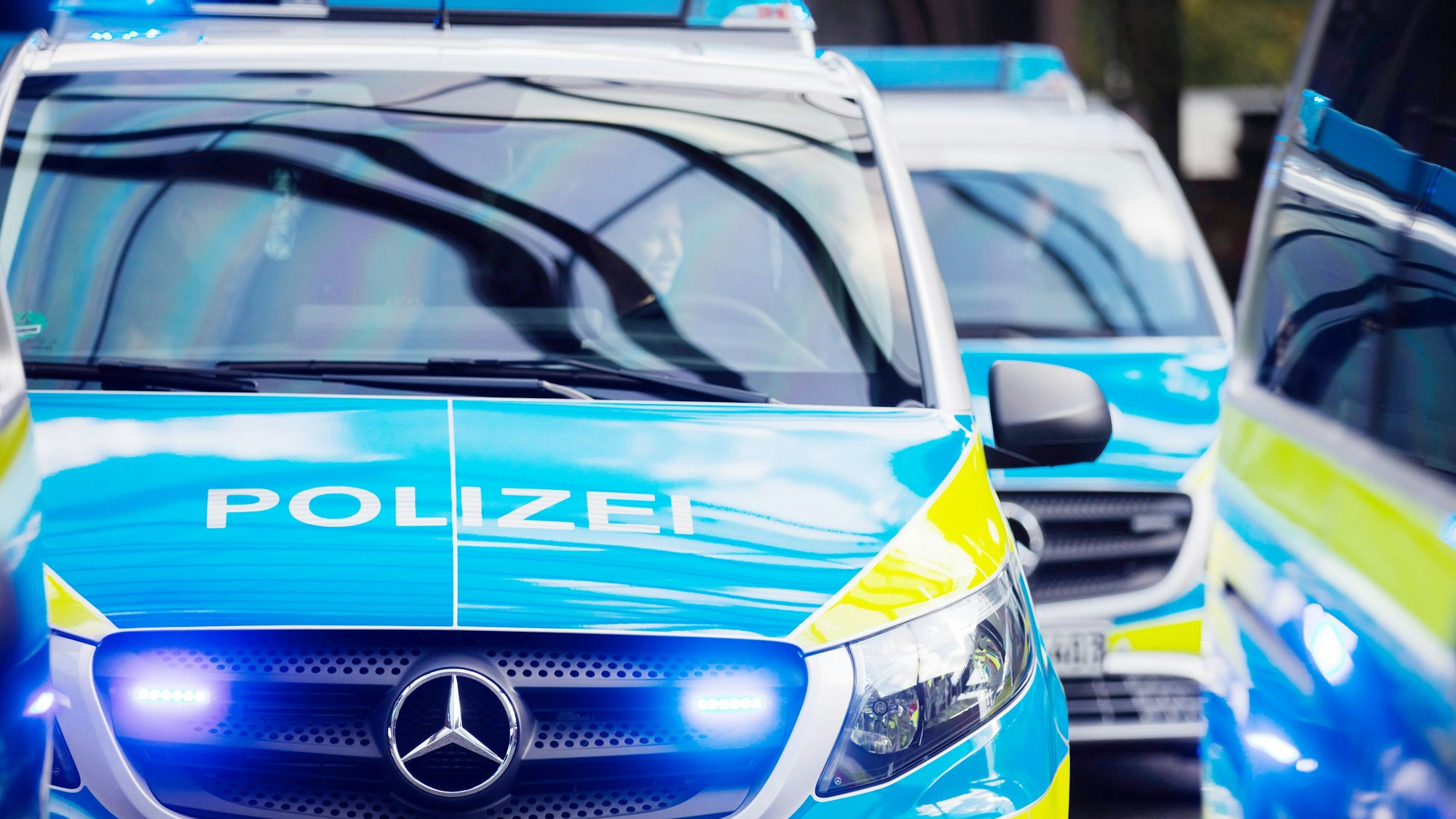 Das Foto zeigt mehrere Polizeifahrzeuge.