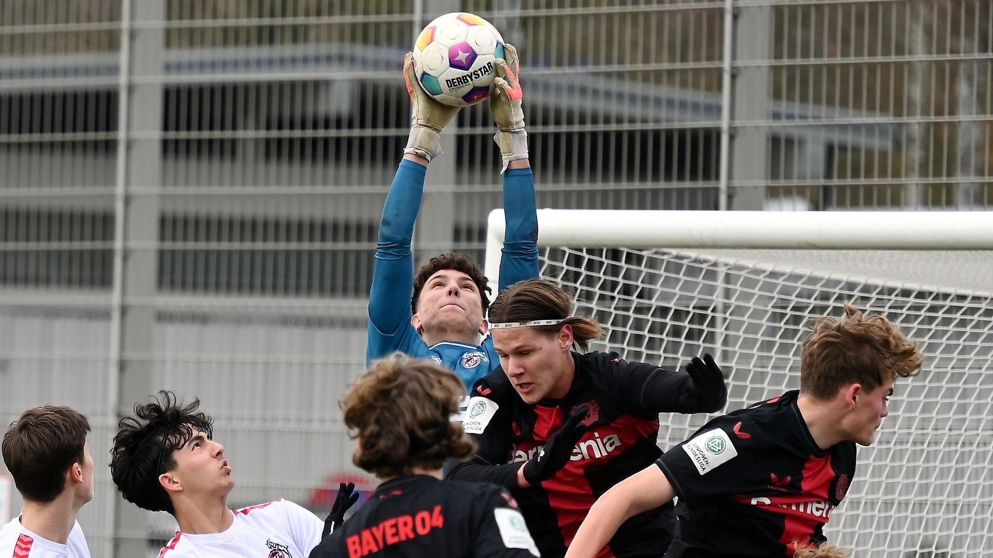 16.12.2023, Fussball-B-Junioren Bundesliga
Bayer 04 Leverkusen-1.FC Köln
TW: Mikolaj Marutzki (Köln)
mitte: Artem Stepanov (Bayer)
Foto: Uli Herhaus