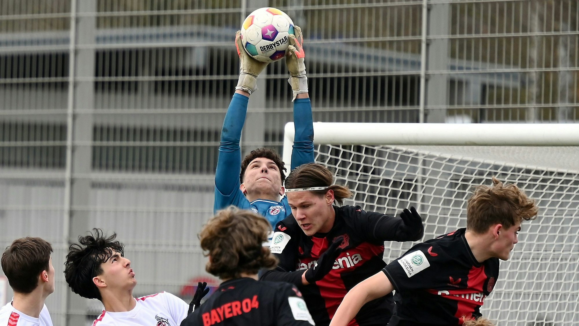 16.12.2023, Fussball-B-Junioren Bundesliga
Bayer 04 Leverkusen-1.FC Köln
TW: Mikolaj Marutzki (Köln)
mitte: Artem Stepanov (Bayer)
Foto: Uli Herhaus