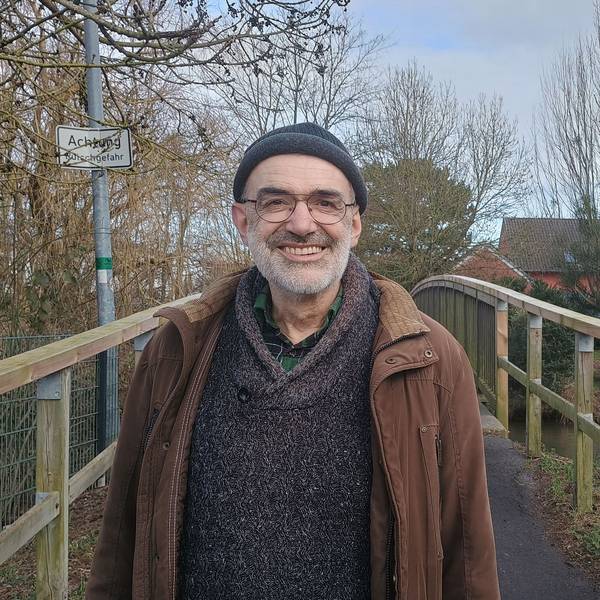 Peter Wittig steht auf der Brücke, die an der Zievericher Mühle über die Erft führt.
