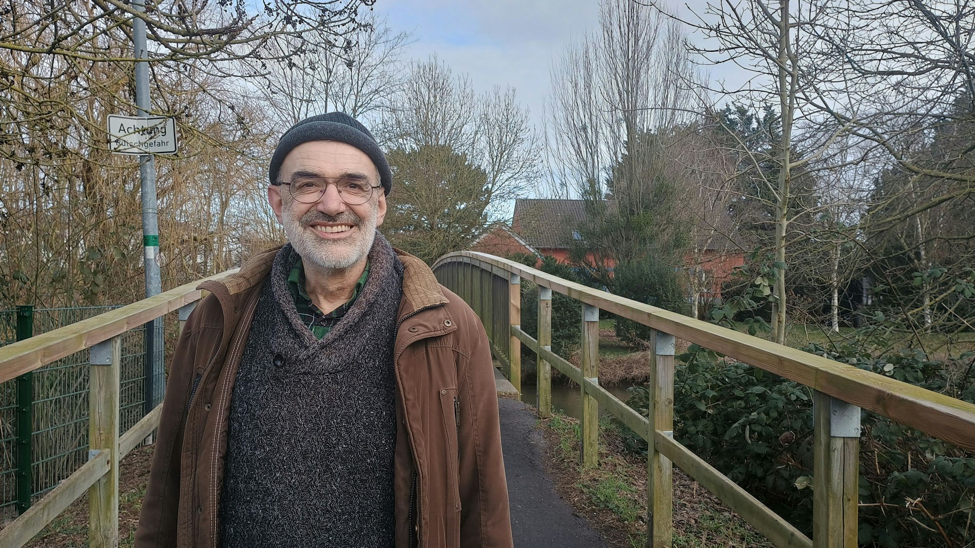 Peter Wittig steht auf der Brücke, die an der Zievericher Mühle über die Erft führt.