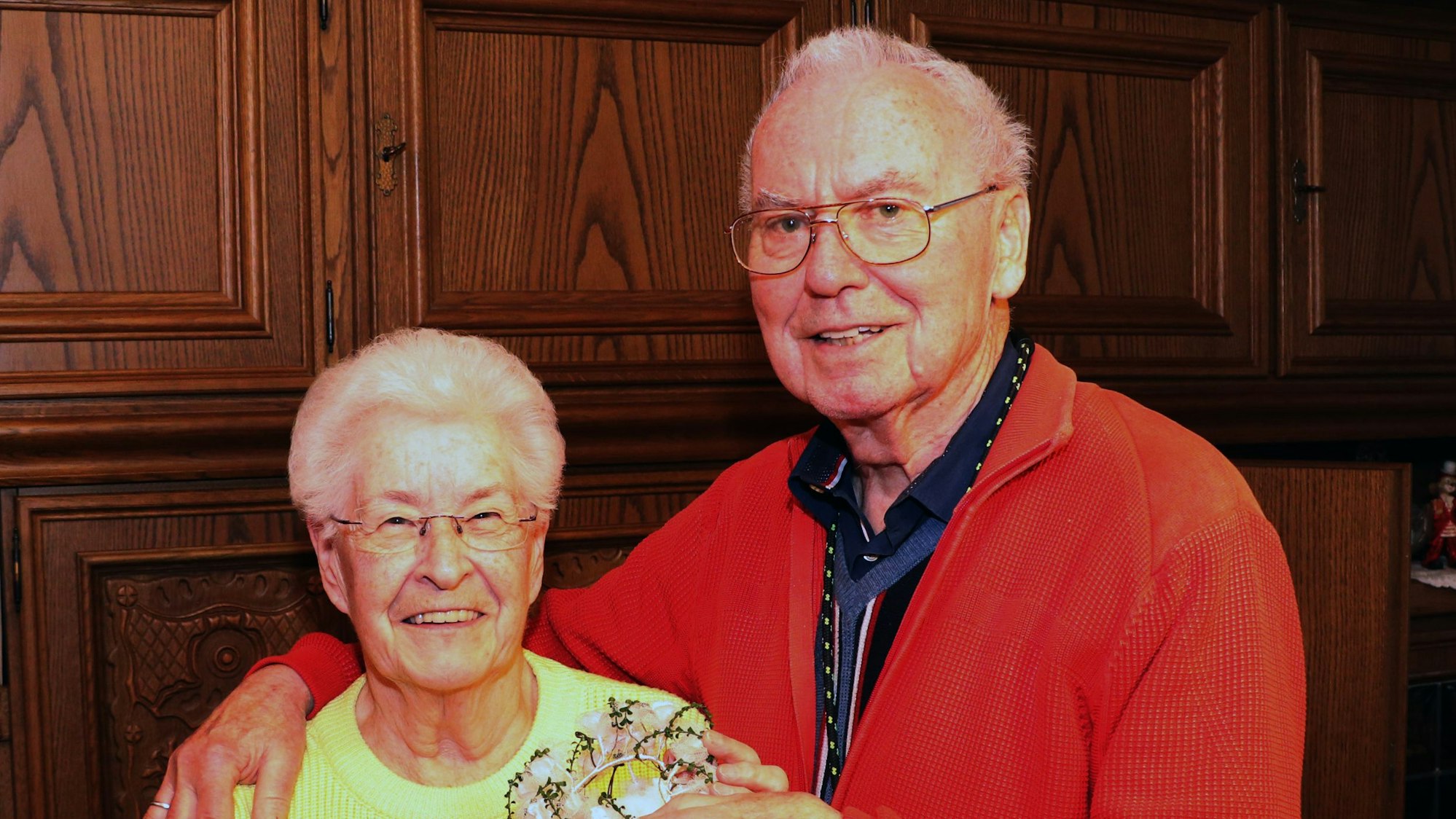 Das Foto zeigt ein älteres Ehepaar.