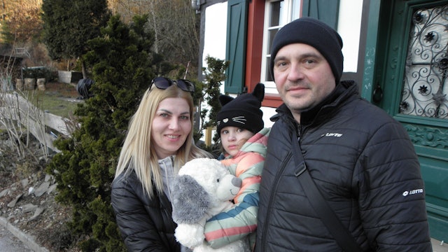 Anna Dehtiarinska, ihr Mann Denys Dehtiarinsky und ihre Tochter stehen vor einem Eifeler Fachwerkhaus.