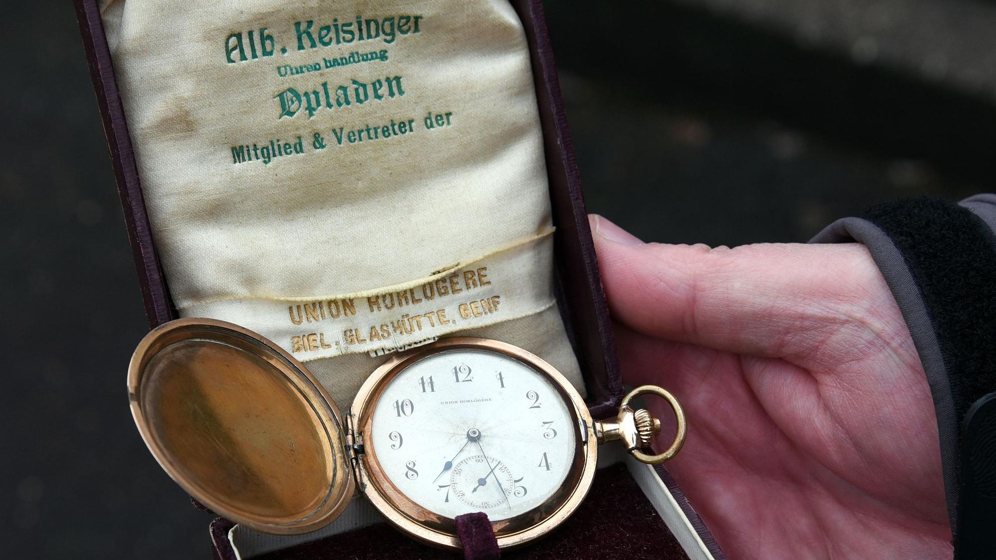 Auch diese Taschenuhr aus dem Geschäft eines Opladener Uhrmachers kam jetzt in Morsbach unter die Lupe.
