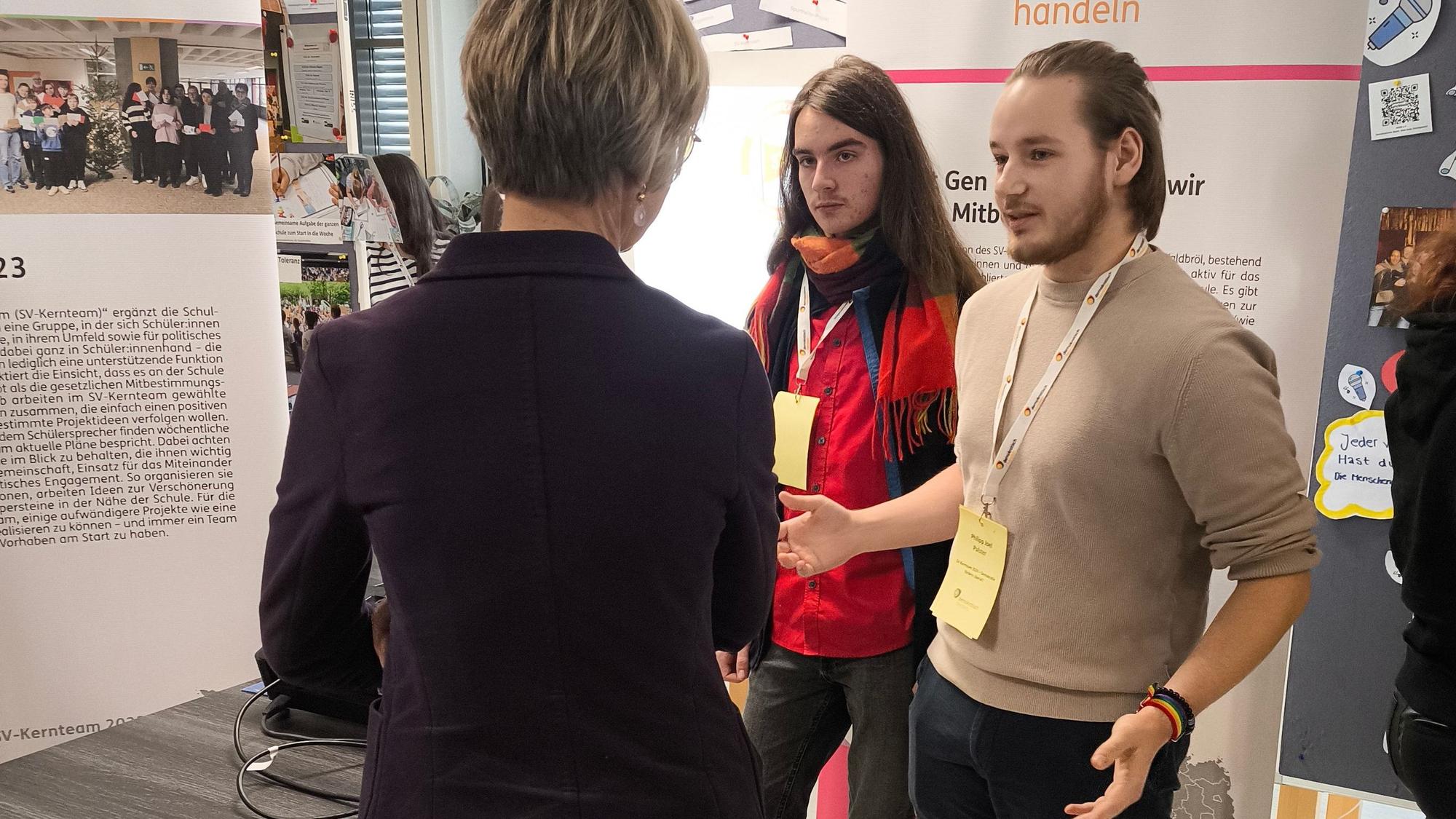 Der Schülersprecher Philipp Pulster von der Gesamtschule in Waldbröl im Gespräch mit Landesministerin Dorothee Feller.