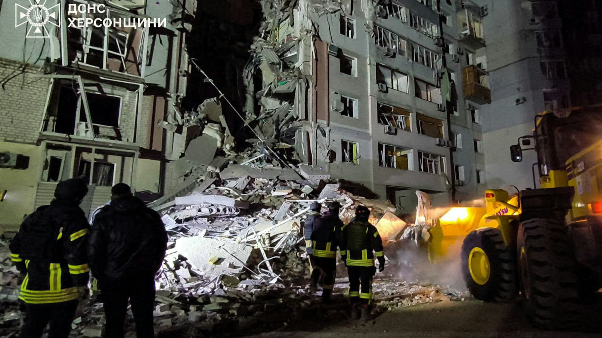 Rettungsarbeiten an einem durch russischen Beschuss zerstörten Wohnhaus in Cherson am 20. Februar 2025.