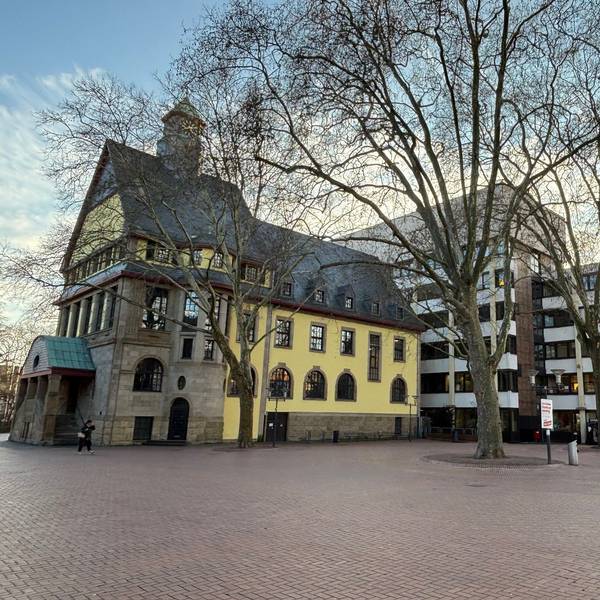 Auf dem Bild ist das Rathausgebäude in Frechen zu sehen.