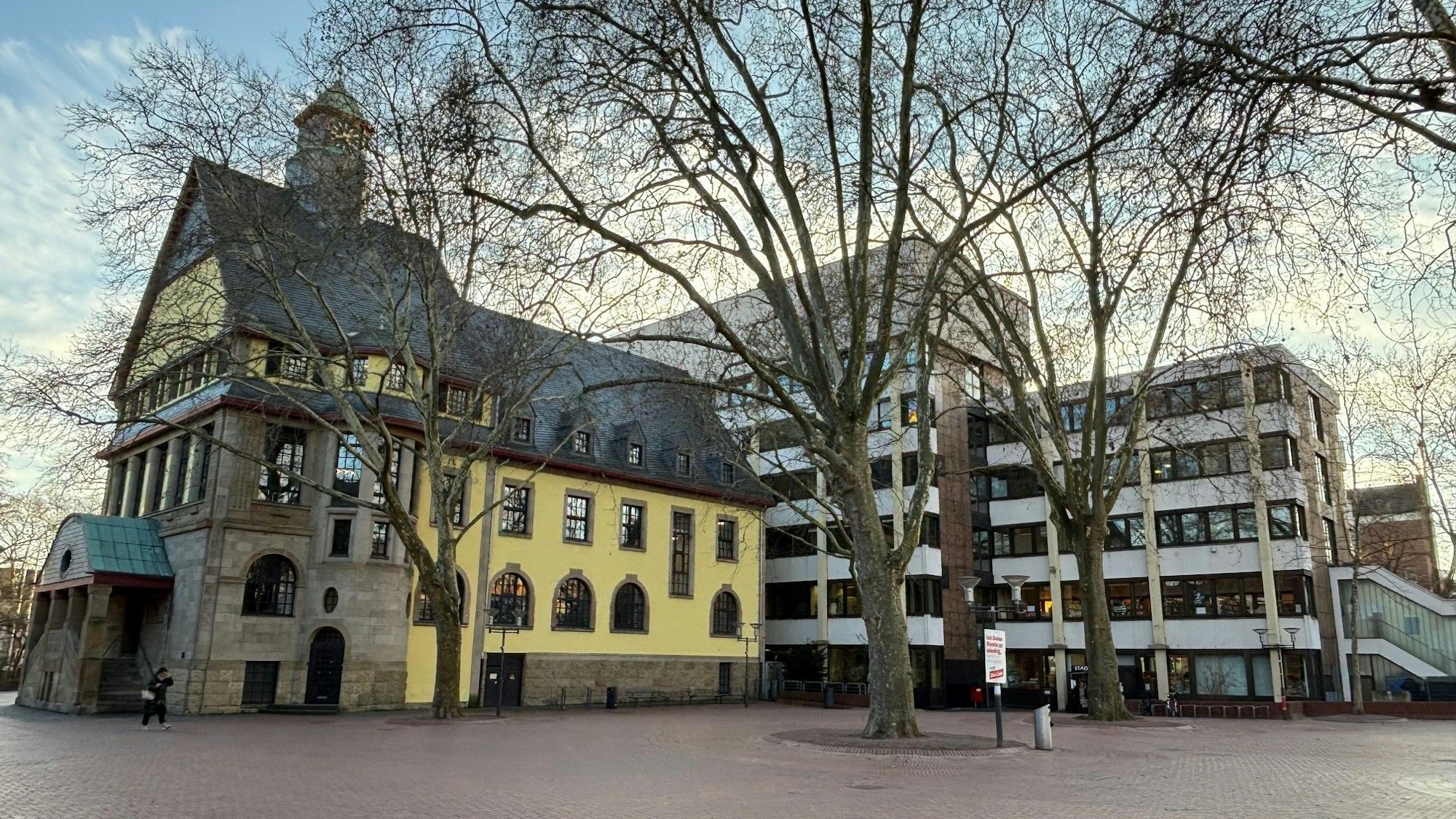Auf dem Bild sind zwei Gebäude zu sehen, das alte und neue Rathaus in Frechen.