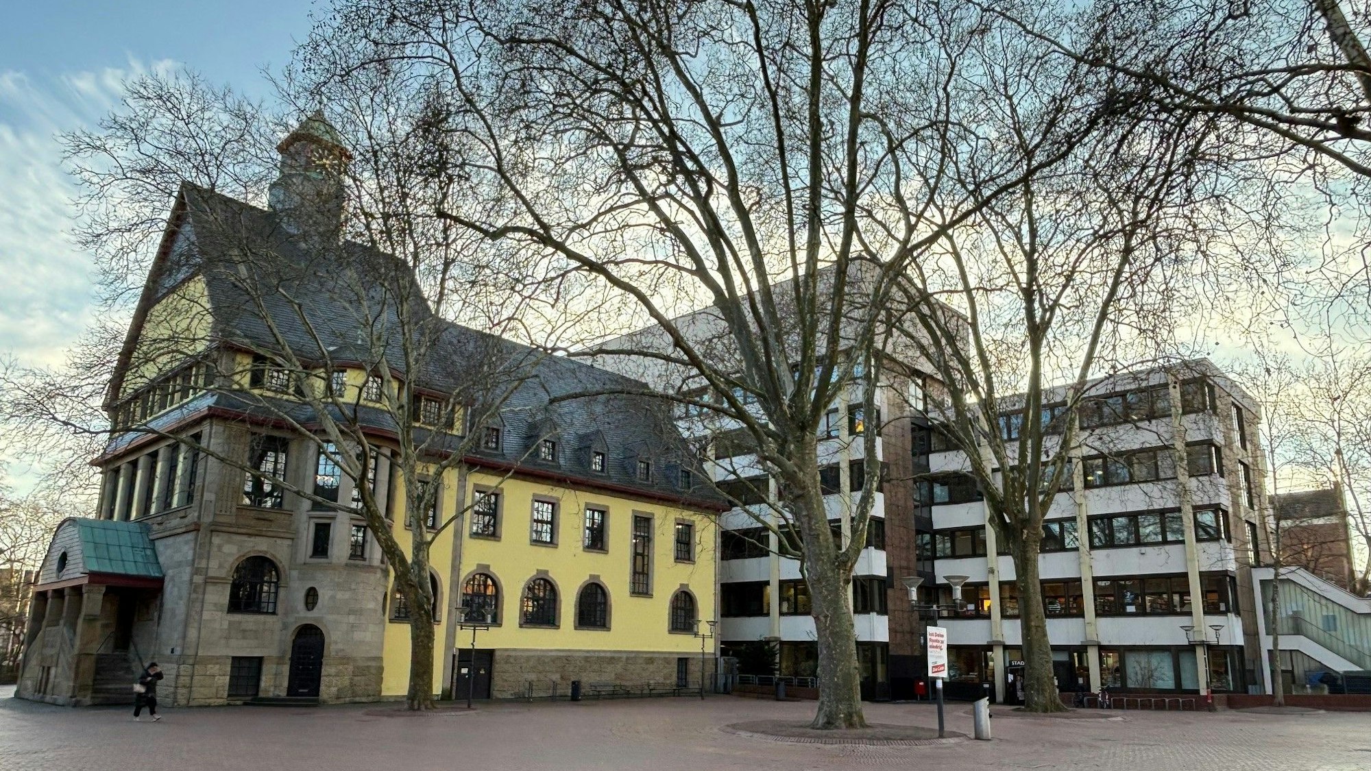 Auf dem Bild ist das Rathaus in Frechen zu sehen.