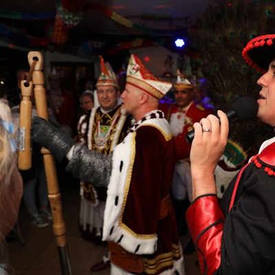 Philipp Schäfer moderiert eine Karnevalssitzung