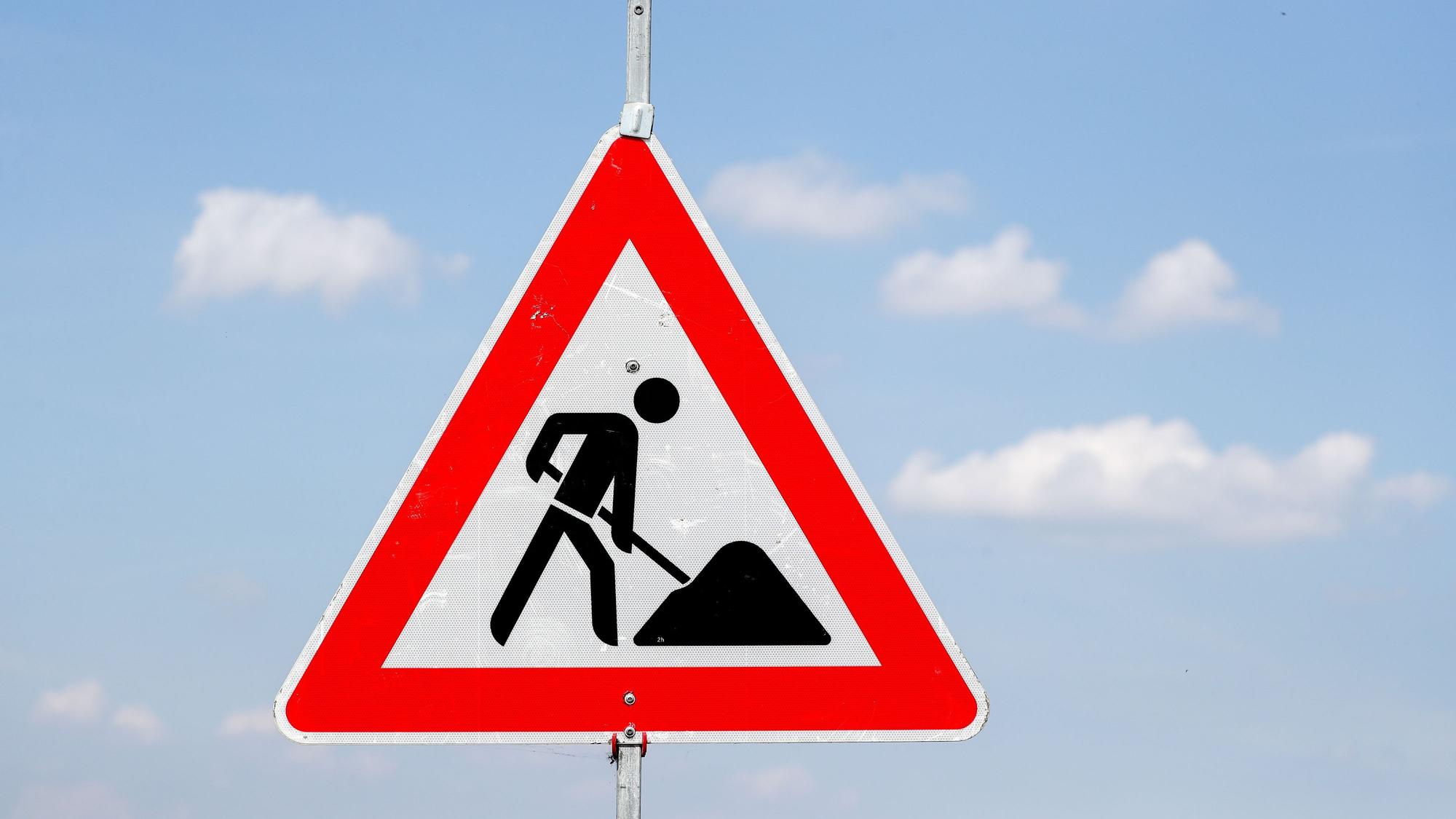 Ein Schild weist auf eine Baustelle hin.