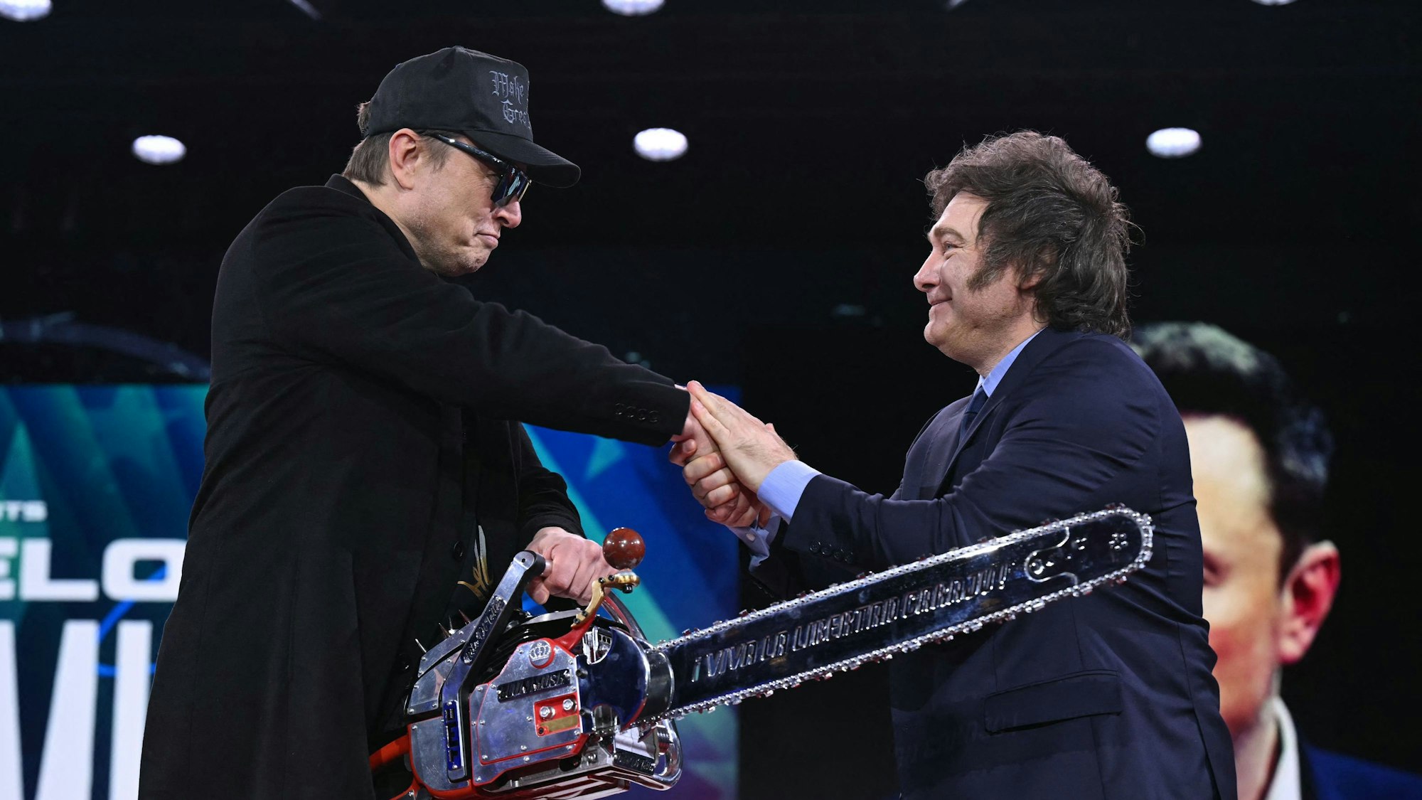 Elon Musk bedankt sich bei Javier Milei für die rote Kettensäge.
