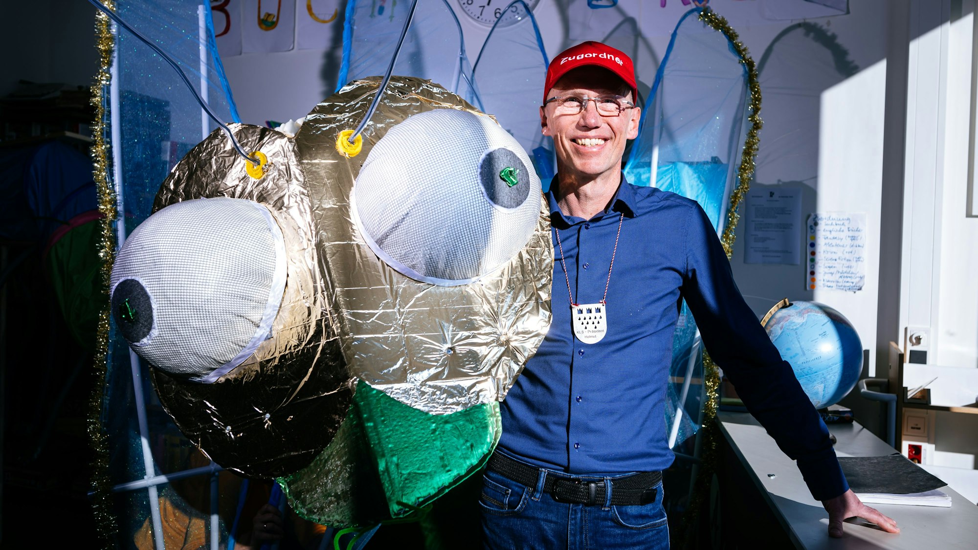 Helmut Körner mit der Wagenfigur seiner AG.