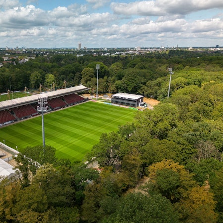 Luftaufnahme des Sportparks Höhenberg, der Spielstätte von Viktoria Köln