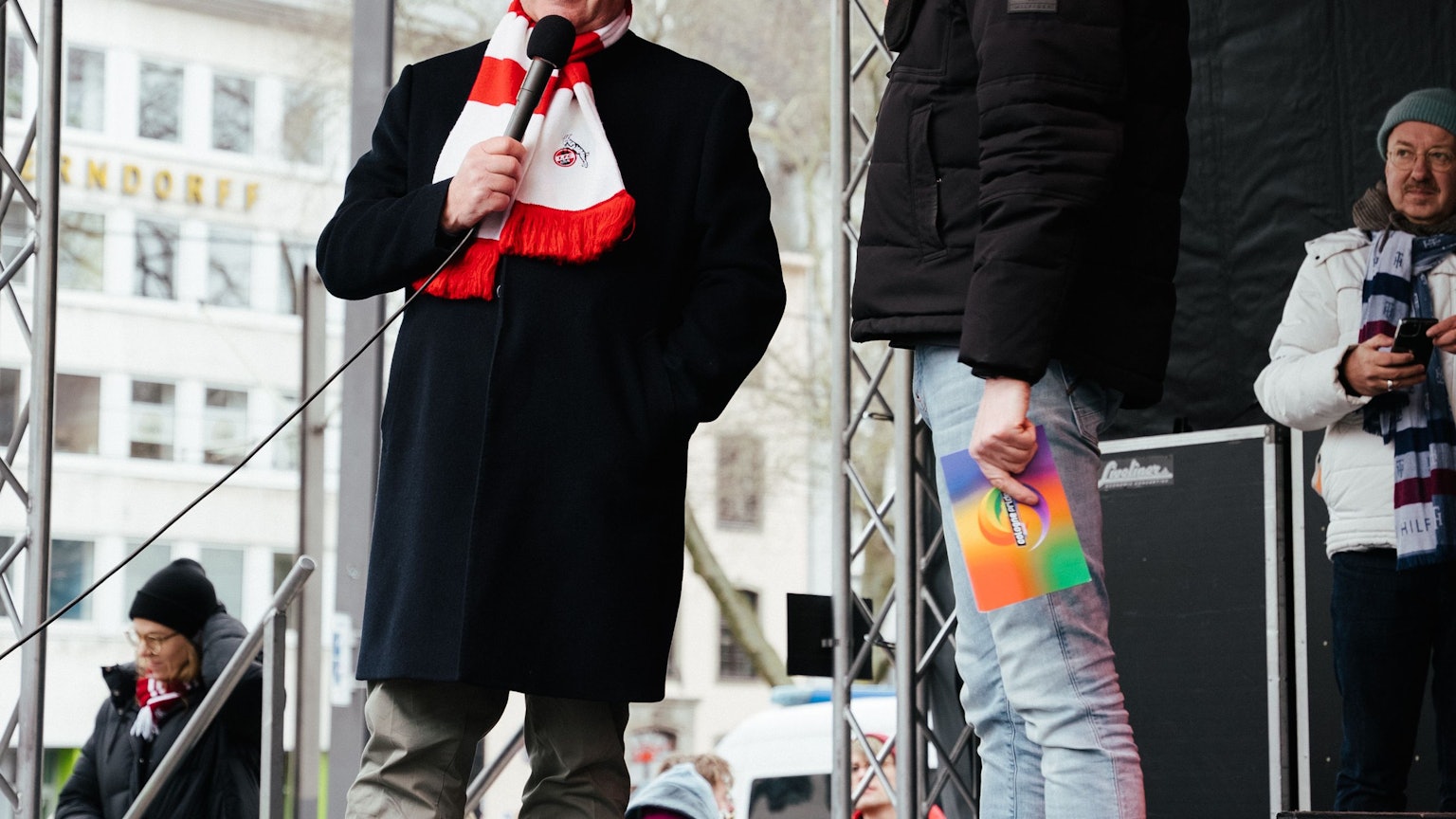 FC-Präsident Dr. Werner Wolf auf der Bühne der Demonstration „Wählt Liebe“.