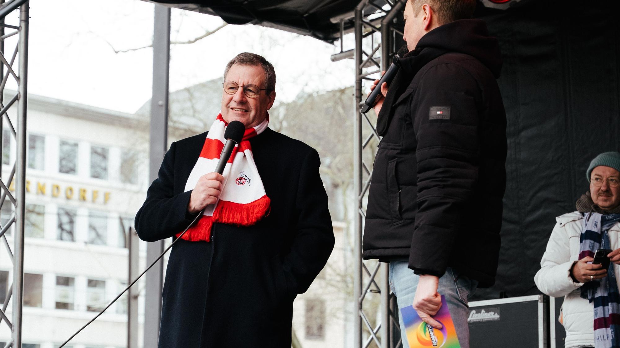 FC-Präsident Dr. Werner Wolf auf der Bühne der Demonstration „Wählt Liebe“.