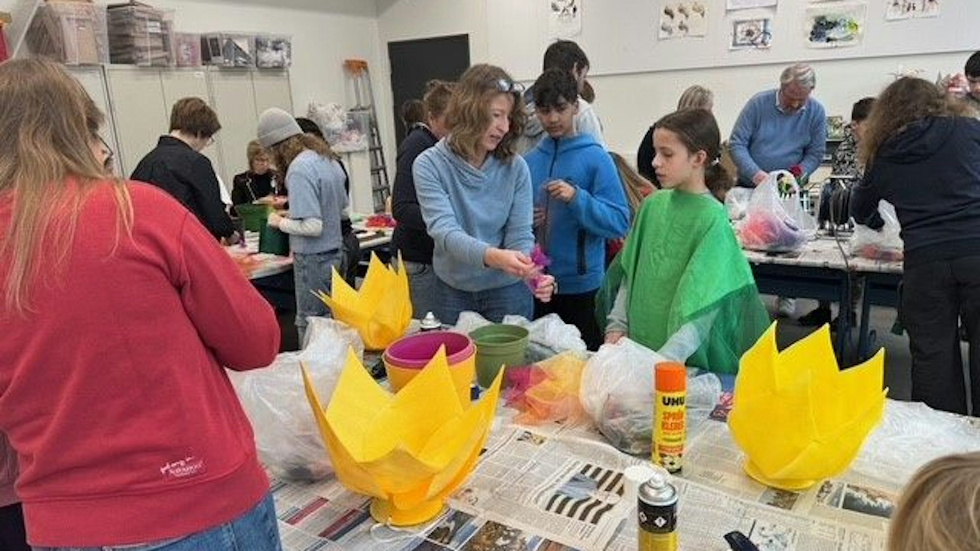 Die Karnevals-AG bei der Bastelarbeit.