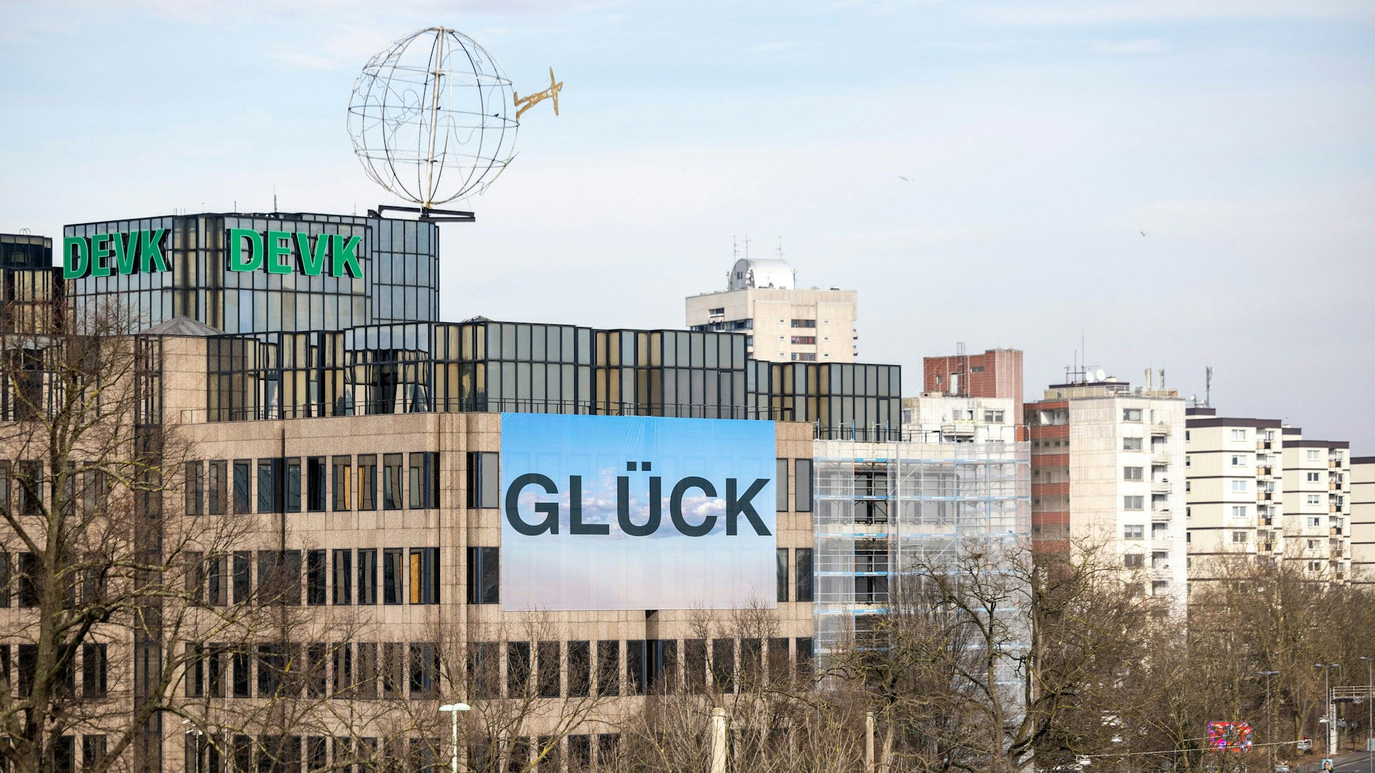 An der DEVK-Zentrale in Riehl ist feierlich das Riesenplakat „Glück“ von dem Künstler HA Schult enthüllt worden.