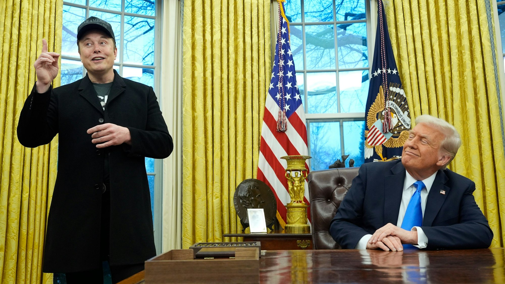 Neue Machthaber wie US-Präsident Donald Trump (r.) – hier mit Elon Musk – verändern die Börsen-Märkte und haben Auswirkungen auf das Aktien-Portfolio von Privatanlegern.