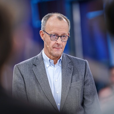 21.02.2025, Berlin: Friedrich Merz, Unions-Kanzlerkandidat und CDU-Bundesvorsitzender, spricht im Interview beim ZDF Morgenmagazin "moma vor der Wahl" mit den Moderatoren Andreas Wunn und Dunja Hayali. Foto: Kay Nietfeld/dpa +++ dpa-Bildfunk +++