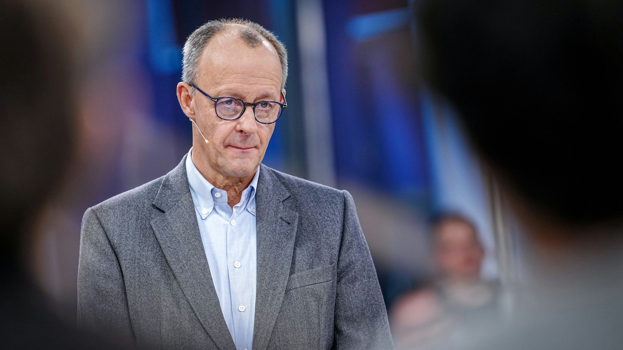 21.02.2025, Berlin: Friedrich Merz, Unions-Kanzlerkandidat und CDU-Bundesvorsitzender, spricht im Interview beim ZDF Morgenmagazin "moma vor der Wahl" mit den Moderatoren Andreas Wunn und Dunja Hayali. Foto: Kay Nietfeld/dpa +++ dpa-Bildfunk +++