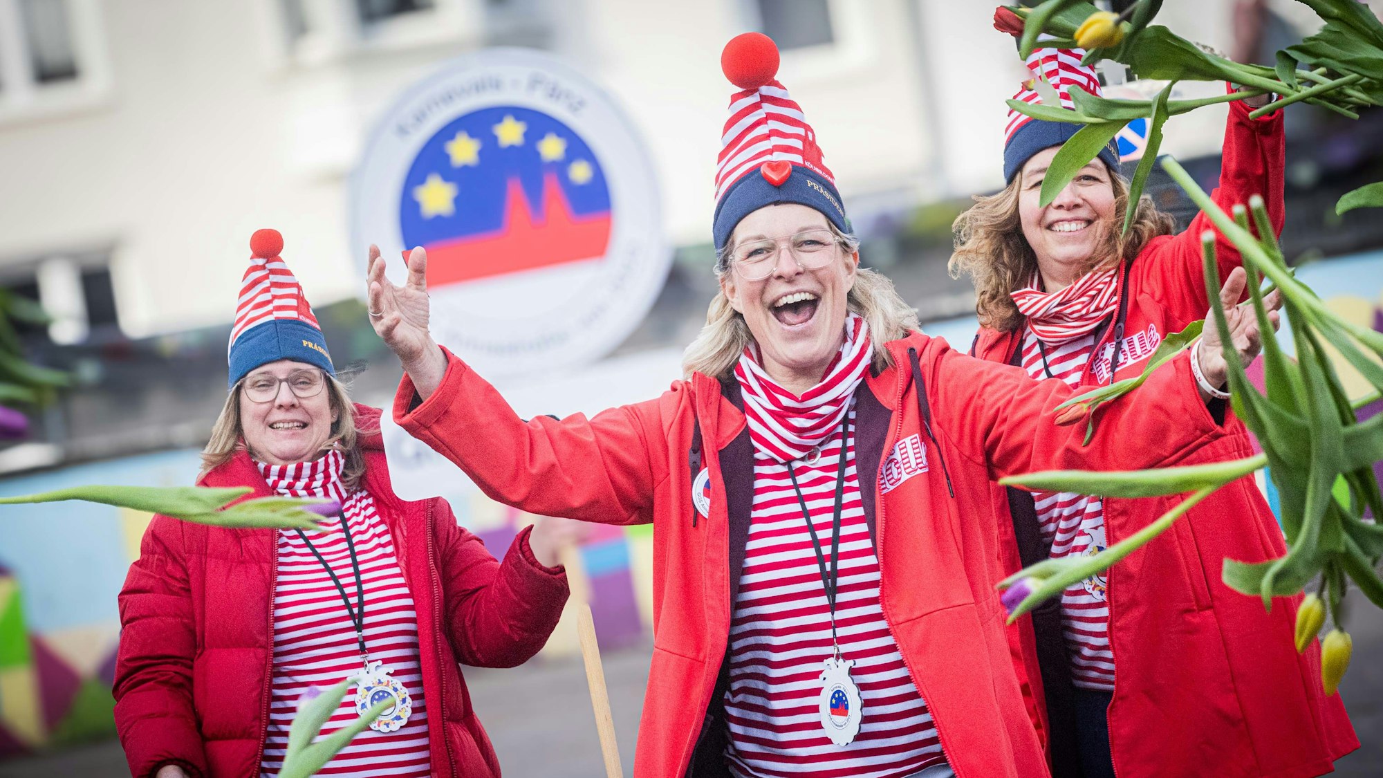 Carina Holl (Mitte) mit den „Karnevalsschwestern“.