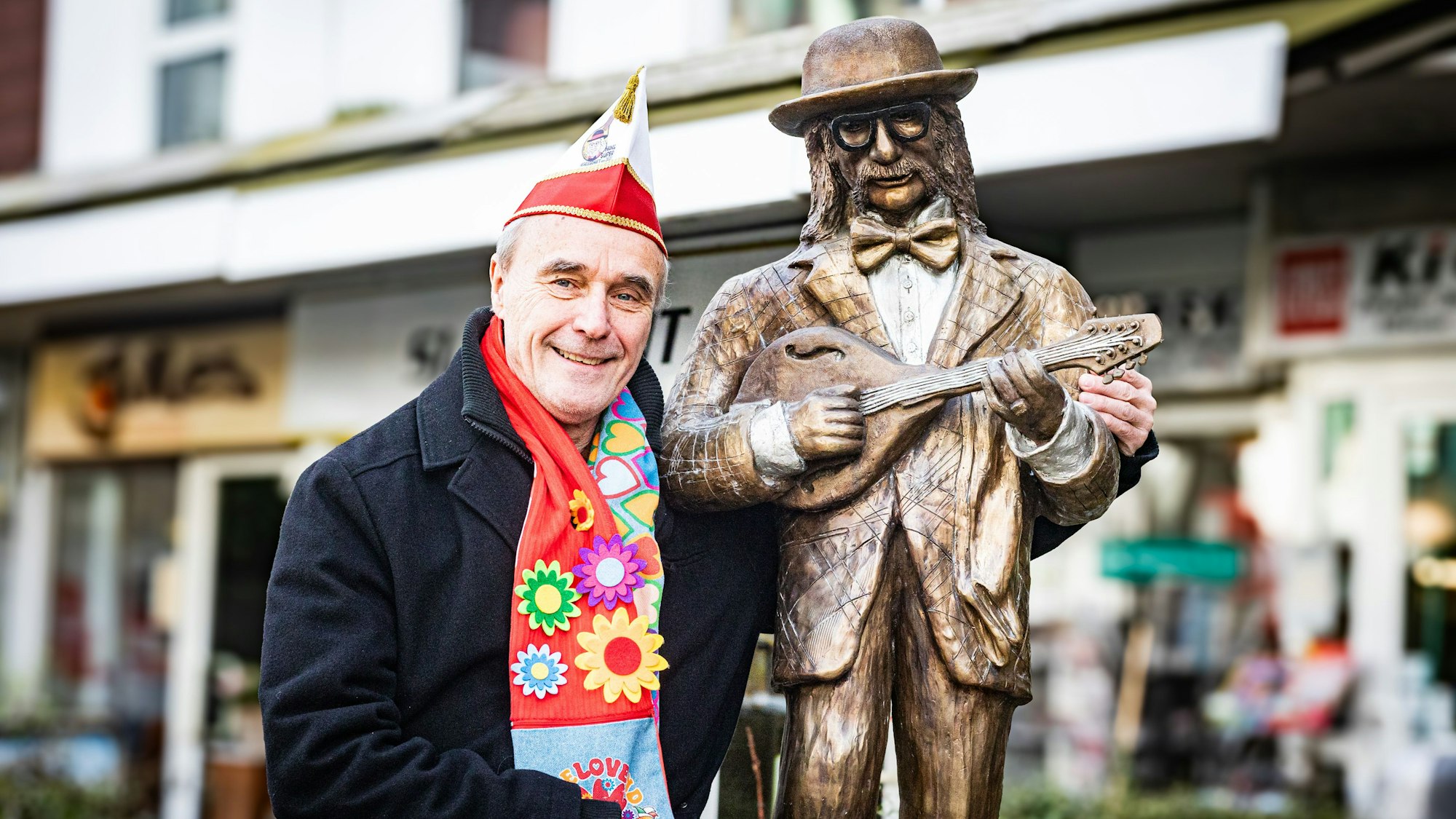 Rüdiger Brühl am Hans-Süper-Denkmal.