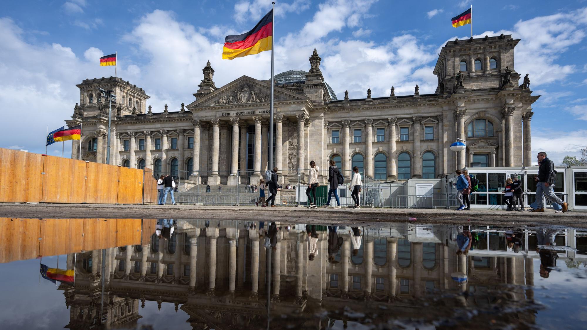 Fast 60 Millionen Deutsche entscheiden, wer Kanzler wird. Doch derzeit scheint die Demokratie zunehmend in Gefahr – nicht nur in Deutschland.