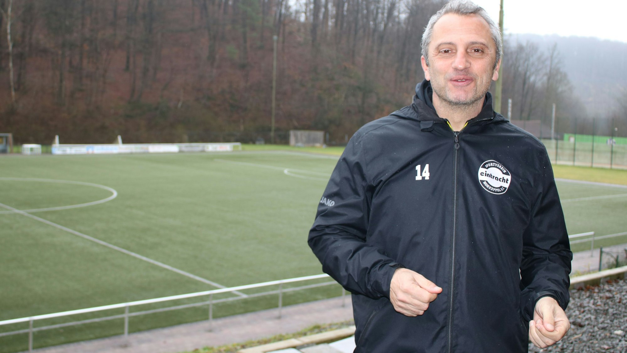 Iraklis Metaxas, Trainer SV Eintracht Hohkeppel, am Fußballplatz in Köttingen.