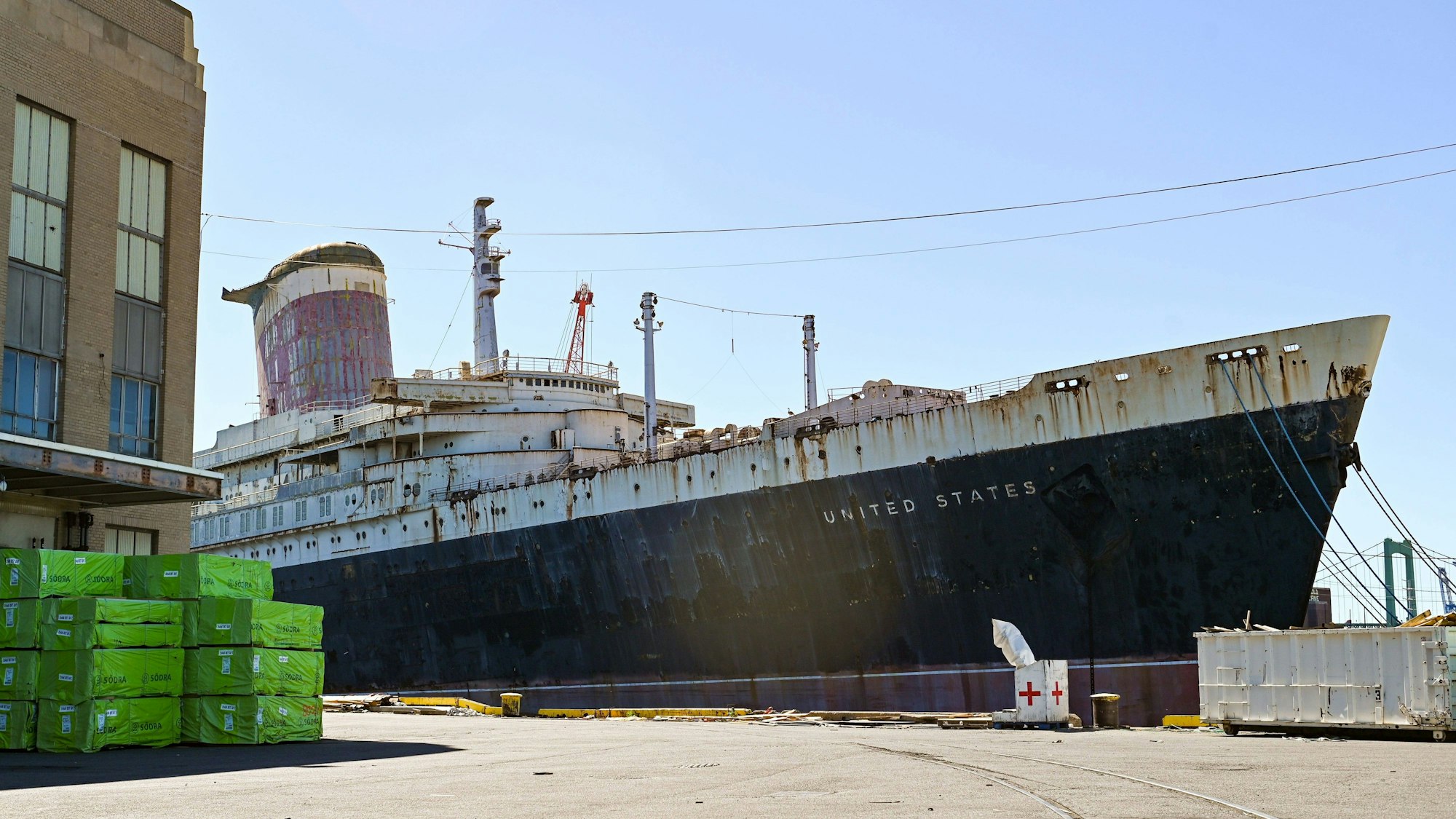 Die SS United States liegt seit Jahrzehnten im Hafen von Philadelphia.