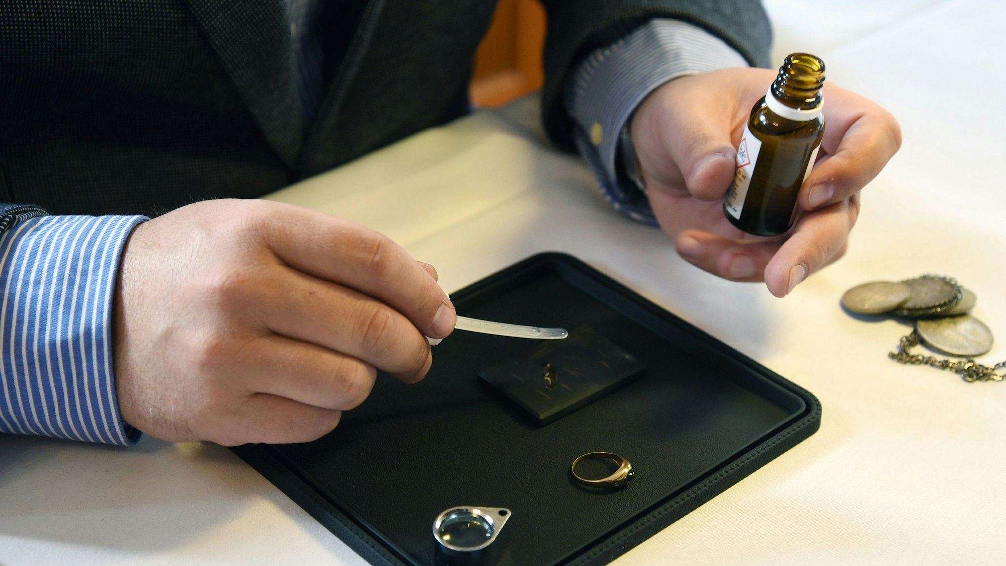 In Morsbach prüfte Samuel Lagrene auch einen Ring auf seinen Goldgehalt.