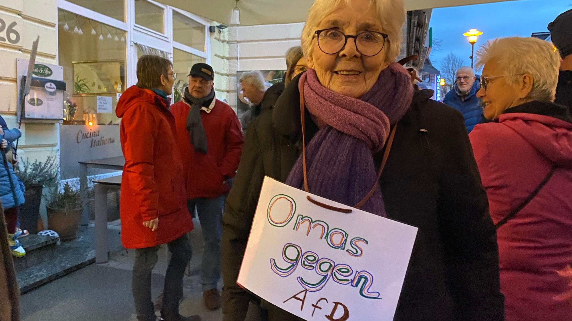 Inge Frickenschmidt mit Schild "Omas gegen AfD"