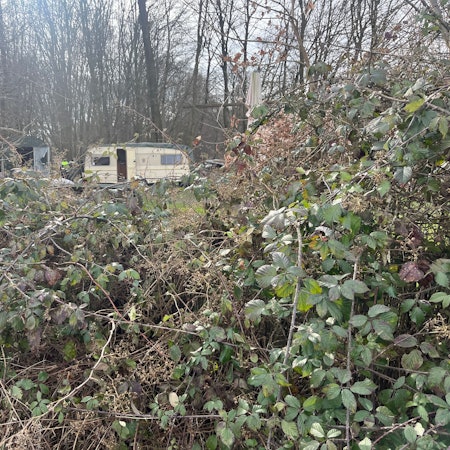 In Ruppichteroth-Stranzenbach hat ein 74-Jähriger, vermutlich aus der Prepper-Szene, einen 24-Jährigen niedergeschossen und mit einem Gewehr auf ihn eingeschlagen.