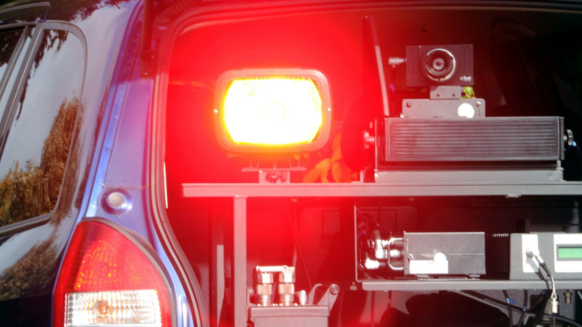 Aus einem zivilen Fahrzeug wird   ein Autofahrer „geblitzt“.